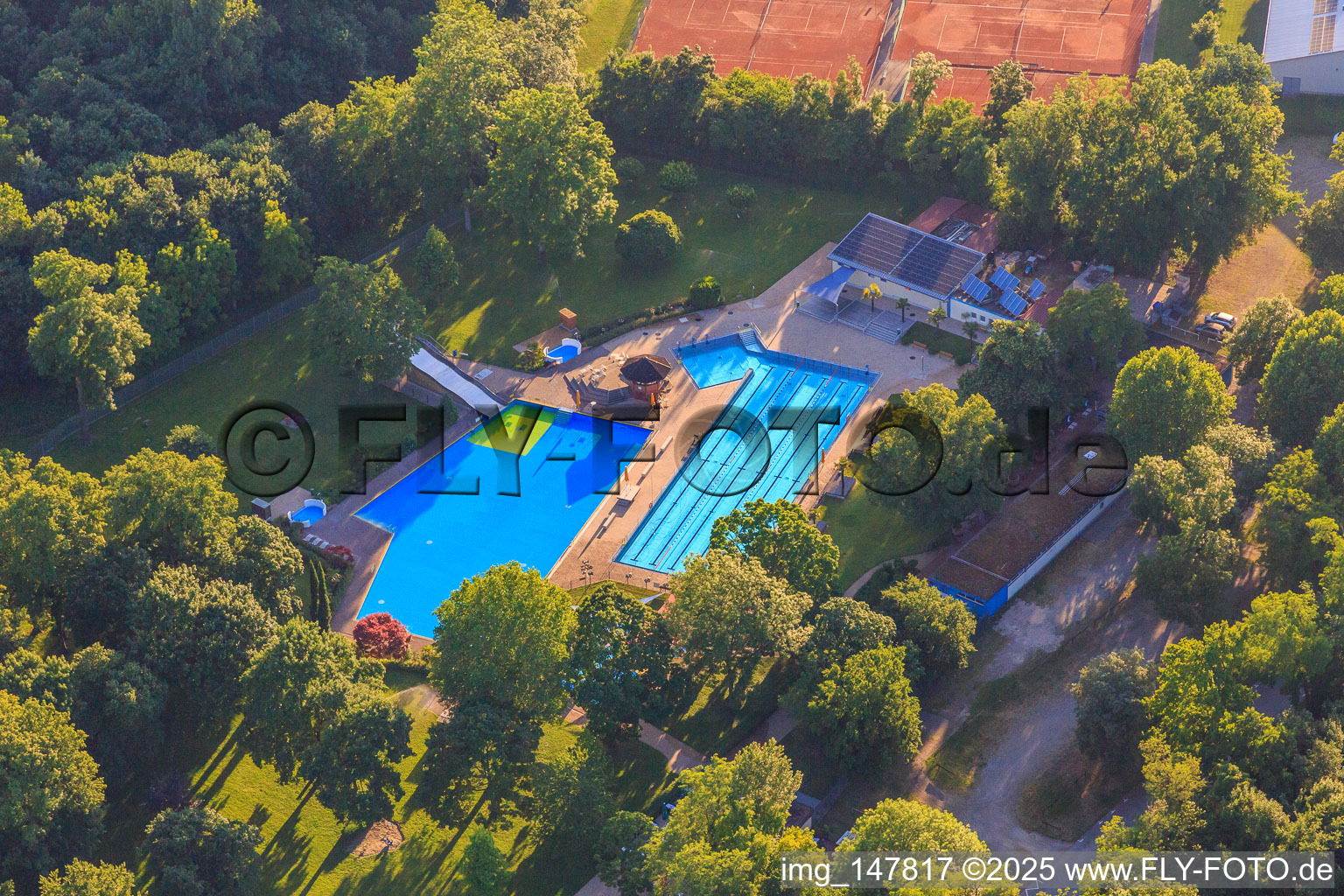 Waldschwimmbad Breisach in Breisach am Rhein im Bundesland Baden-Württemberg, Deutschland