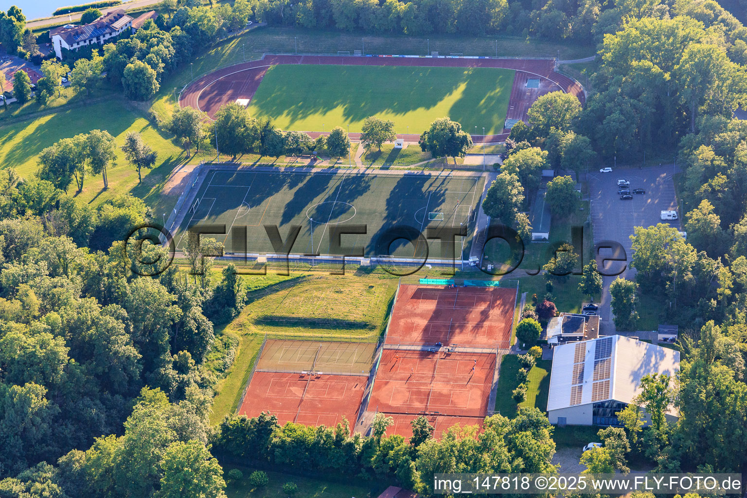 Sportplätze des Tennis-Club Breisach e.V. und Waldstadion des SV Breisach in Breisach am Rhein im Bundesland Baden-Württemberg, Deutschland