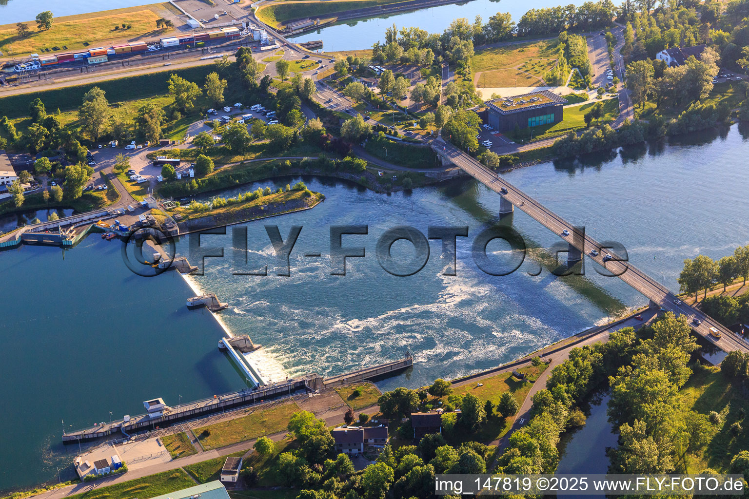 Wehr im Rhein und Brücke für die B31 über den Rhein zur Rheininsel in Breisach am Rhein im Bundesland Baden-Württemberg, Deutschland