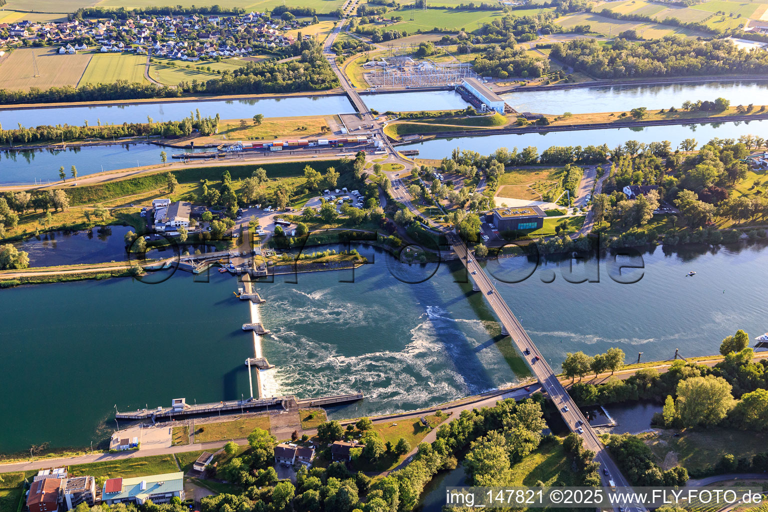 Luftbild von Wehr im Rhein und Brücke für die B31 über den Rhein zur Rheininsel in Breisach am Rhein im Bundesland Baden-Württemberg, Deutschland