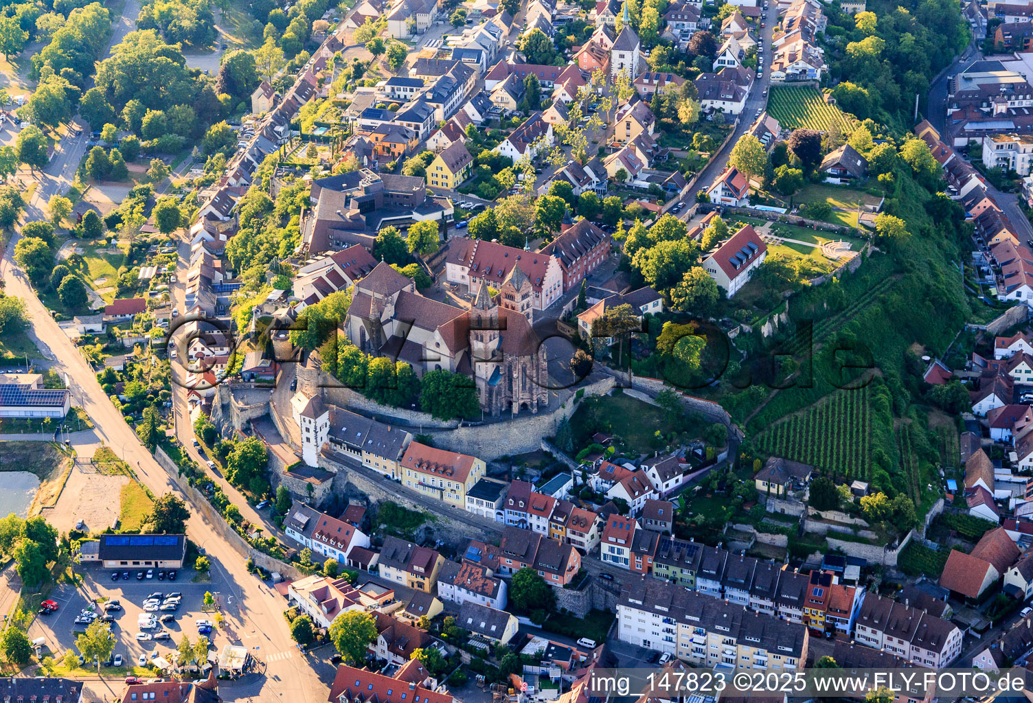 Luftbild von Breisacher Münster St. Stephan in Breisach am Rhein im Bundesland Baden-Württemberg, Deutschland