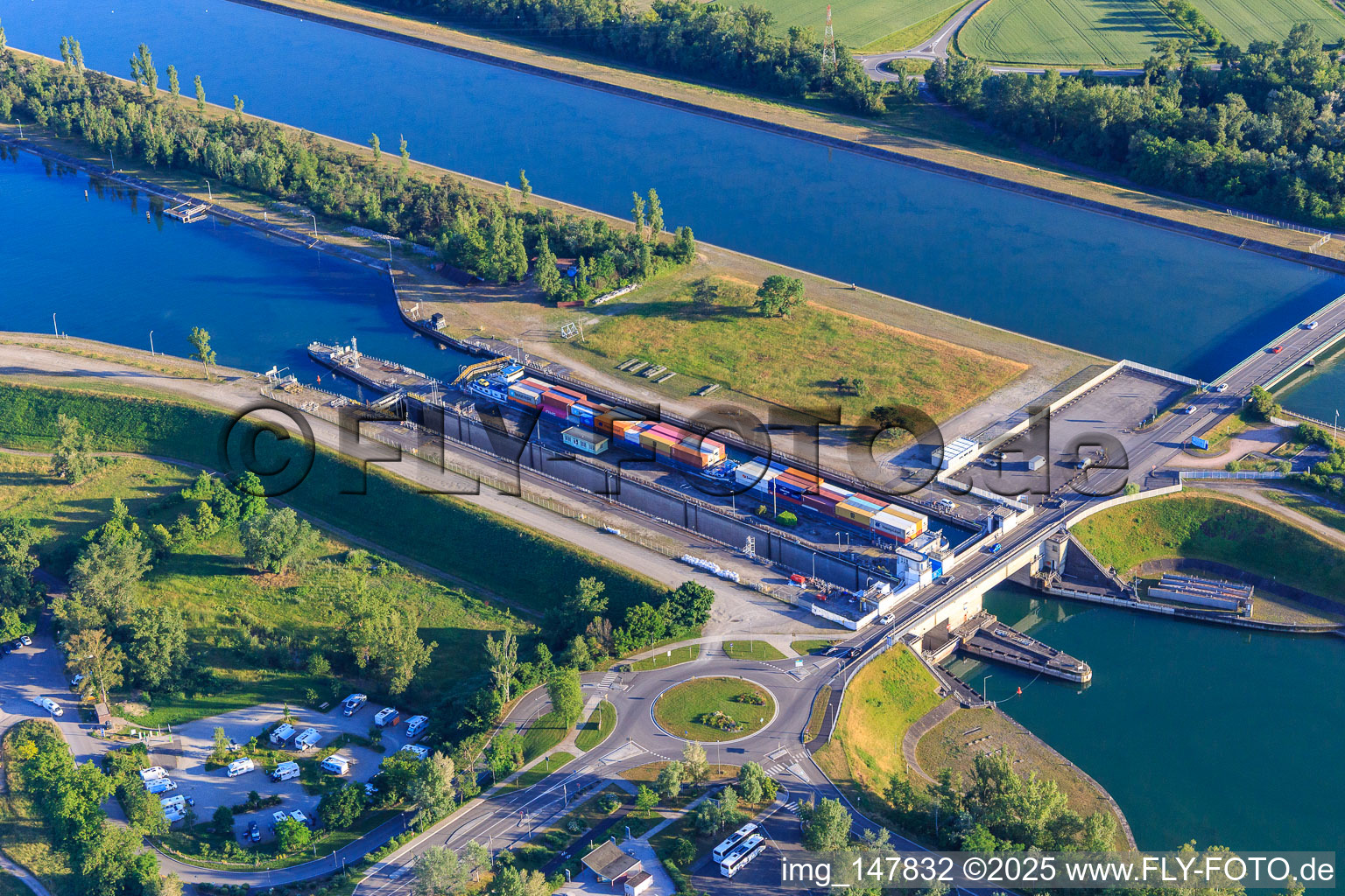 Luftbild von Schleuse Vogelgrun am Rheinseitenkanal im Bundesland Haut-Rhin, Frankreich