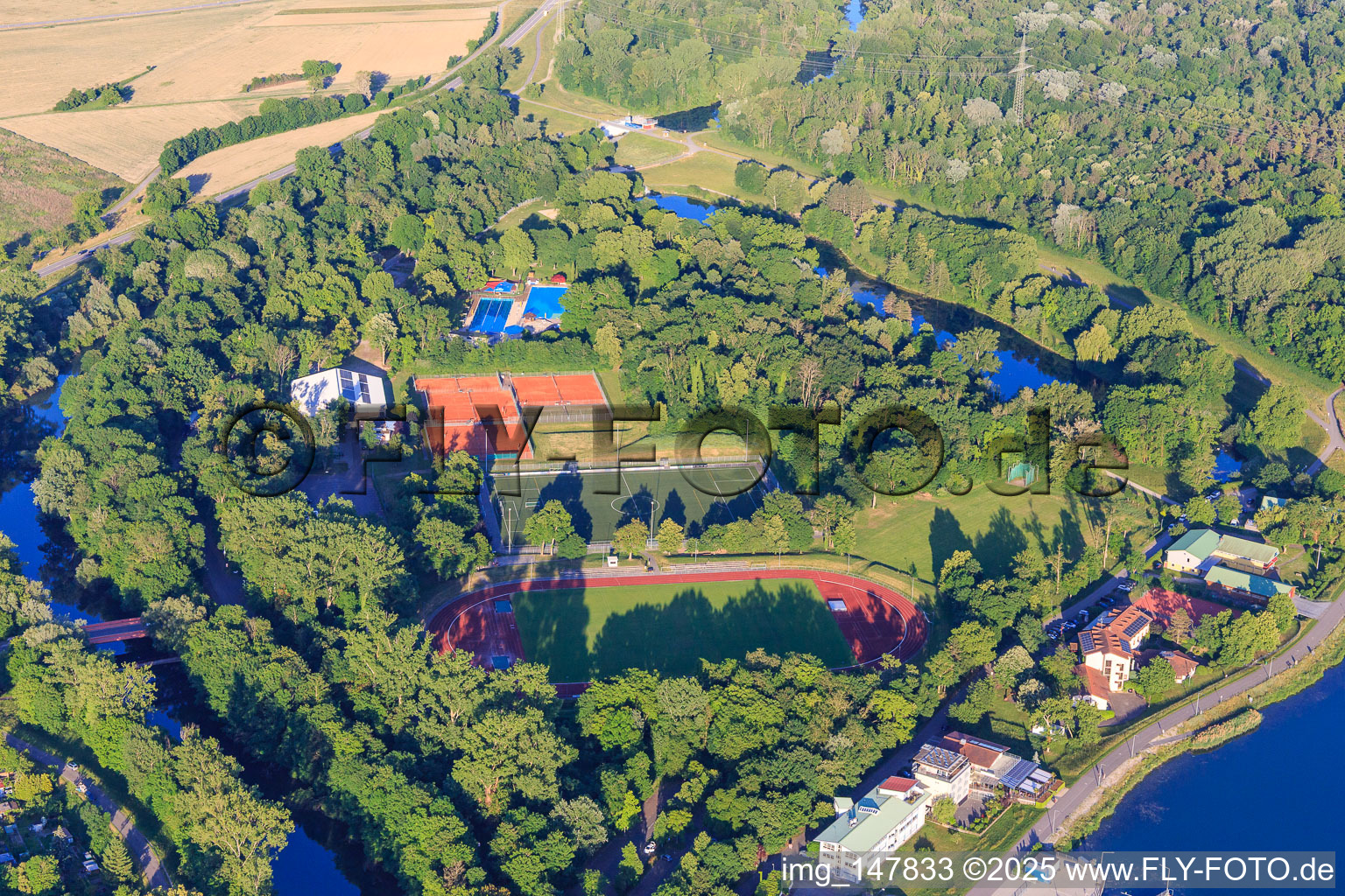 Luftbild von Sportplätze des Tennis-Club Breisach e.V. und Waldstadion des SV Breisach in Breisach am Rhein im Bundesland Baden-Württemberg, Deutschland