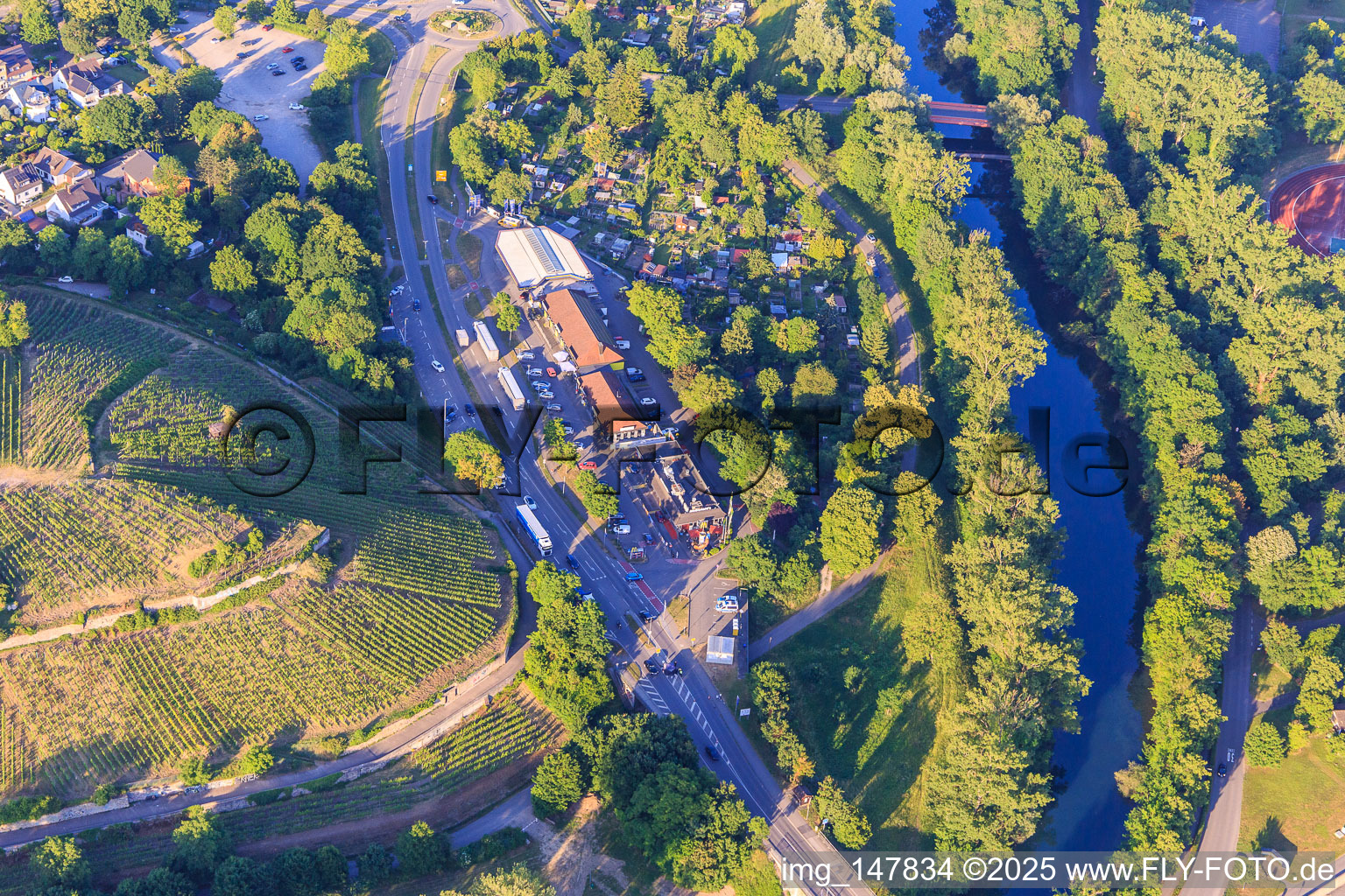 Ehemaliger Zoll an der B31 mit McDonald's und Tabac Alsace in Breisach am Rhein im Bundesland Baden-Württemberg, Deutschland