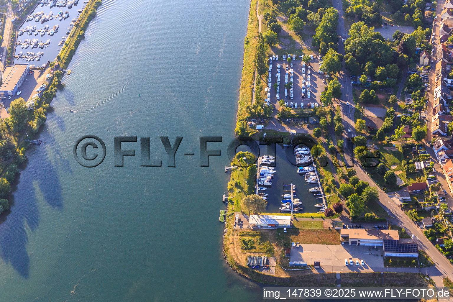 Yachthafen des MYC Breisach am Rhein im Bundesland Baden-Württemberg, Deutschland