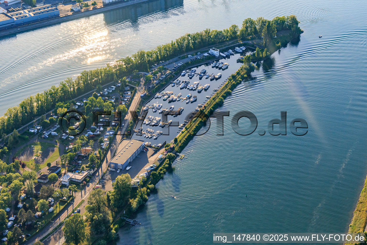 Port de plaisance - Fuchs Hafen - Marina sur l'Île du Rhin: Yachthafen des Nautic Club Ile Du Rhin am Rhein in Biesheim im Bundesland Haut-Rhin, Frankreich