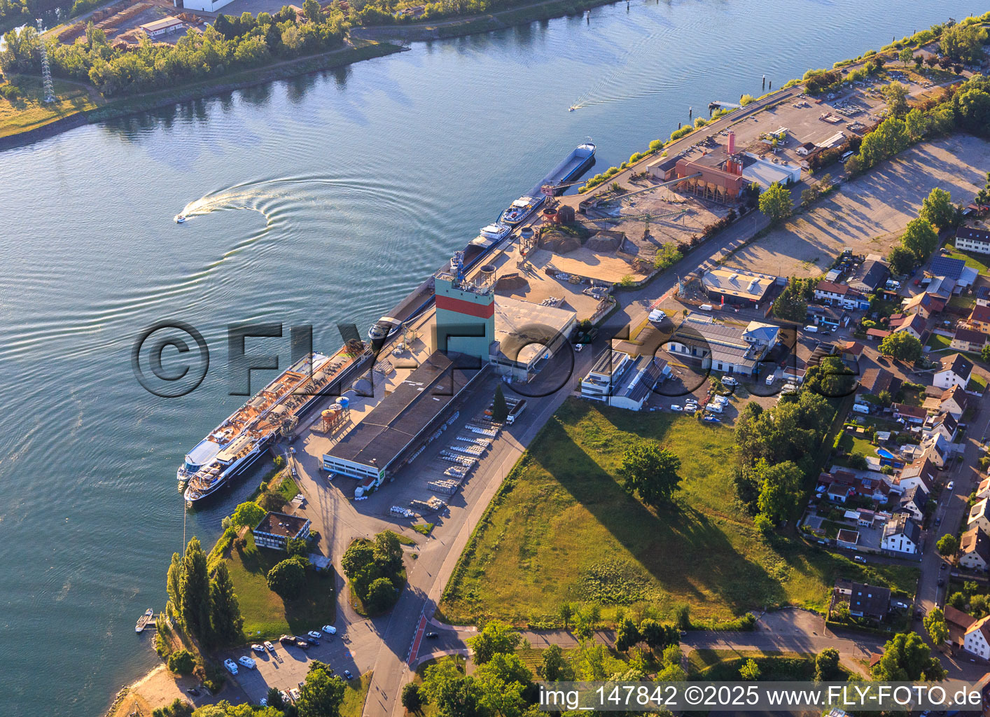 Hafenstraße am Rhein mit Lagerhaus Breisach in Breisach am Rhein im Bundesland Baden-Württemberg, Deutschland