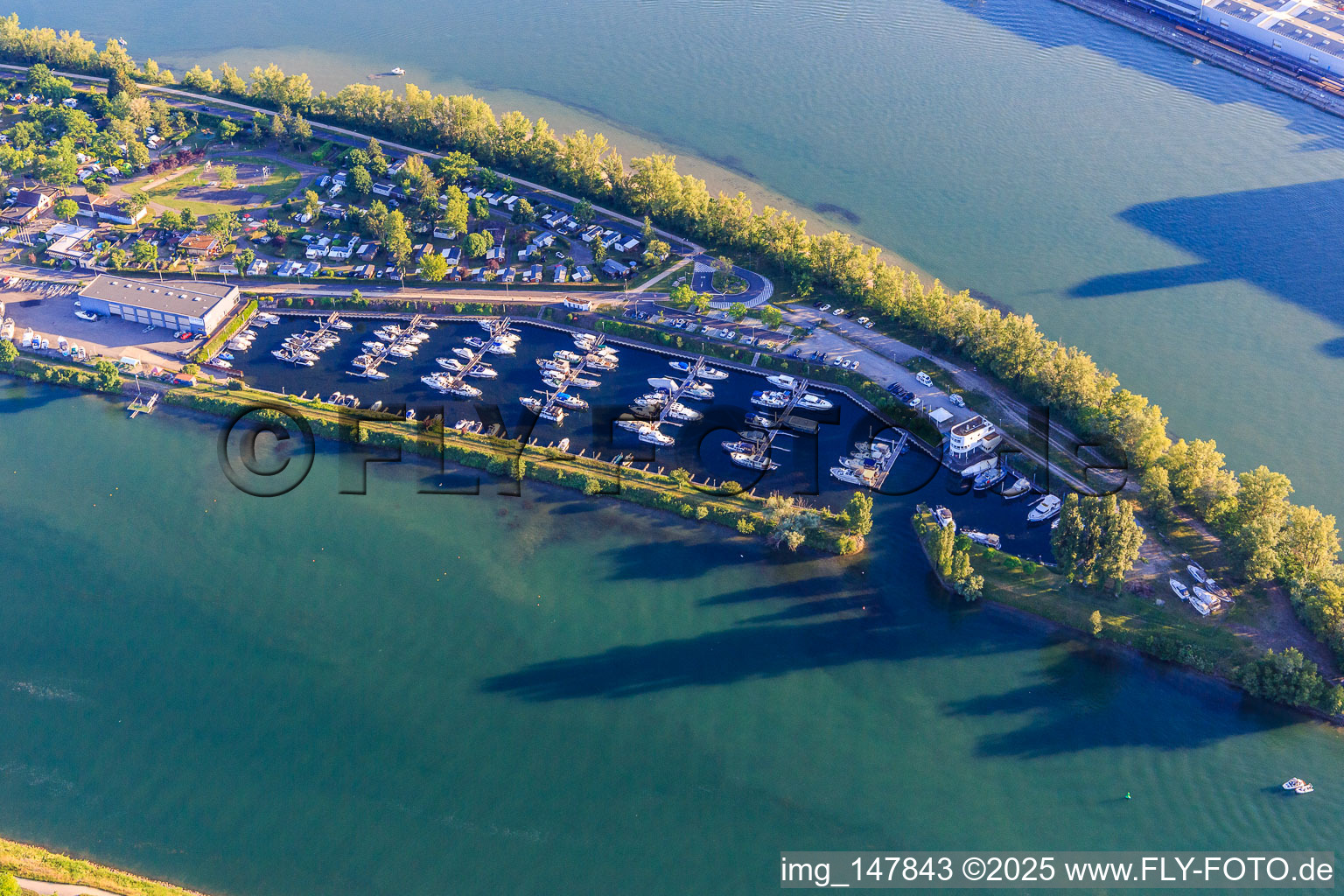 Luftbild von Port de plaisance - Fuchs Hafen - Marina sur l'Île du Rhin: Yachthafen des Nautic Club Ile Du Rhin am Rhein in Biesheim im Bundesland Haut-Rhin, Frankreich