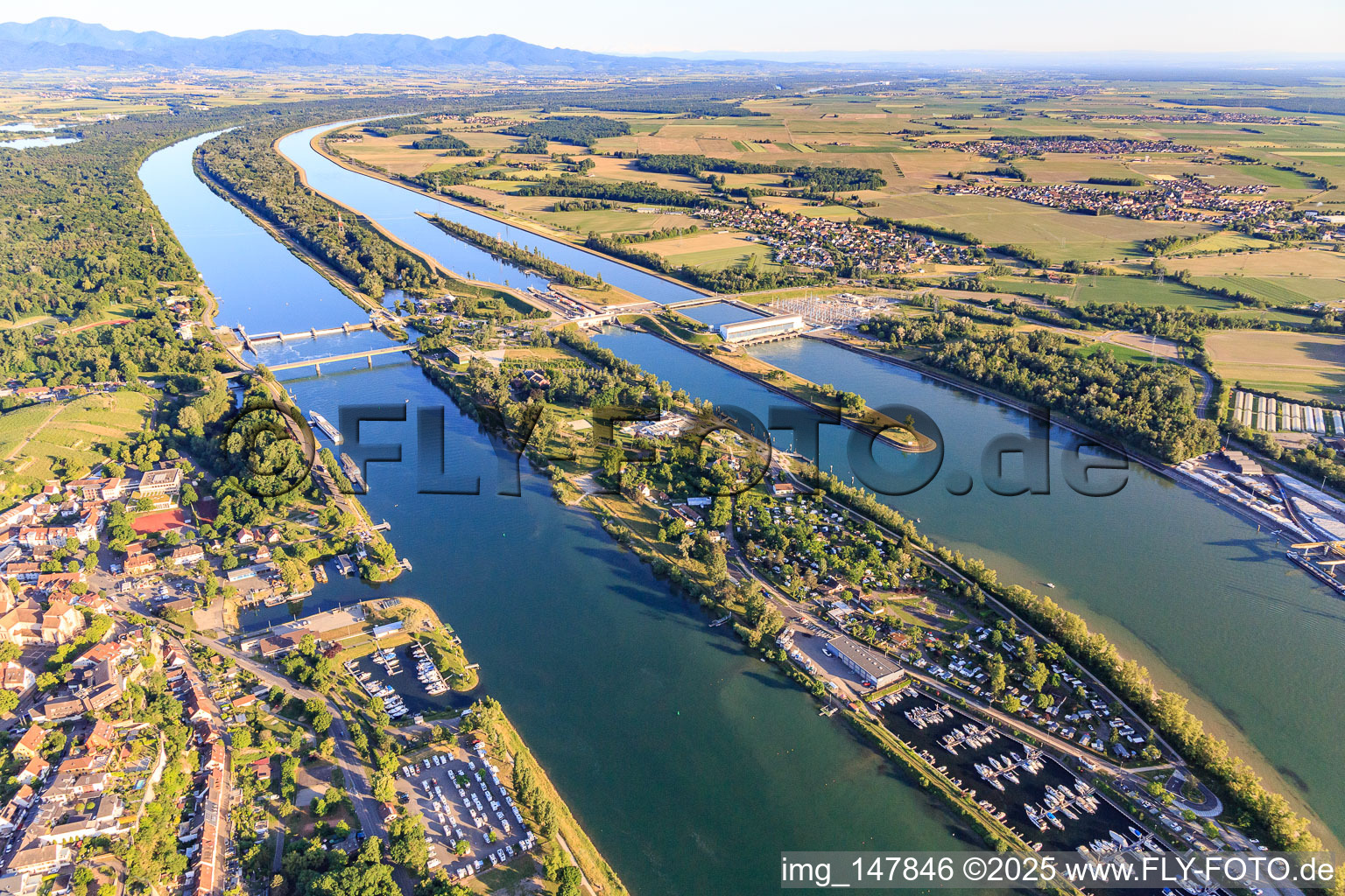 Rheininsel zwischen Breisach und Vogelgrün mit Schleuse, Rheinbrücke, Yachthafen in Breisach am Rhein im Bundesland Baden-Württemberg, Deutschland