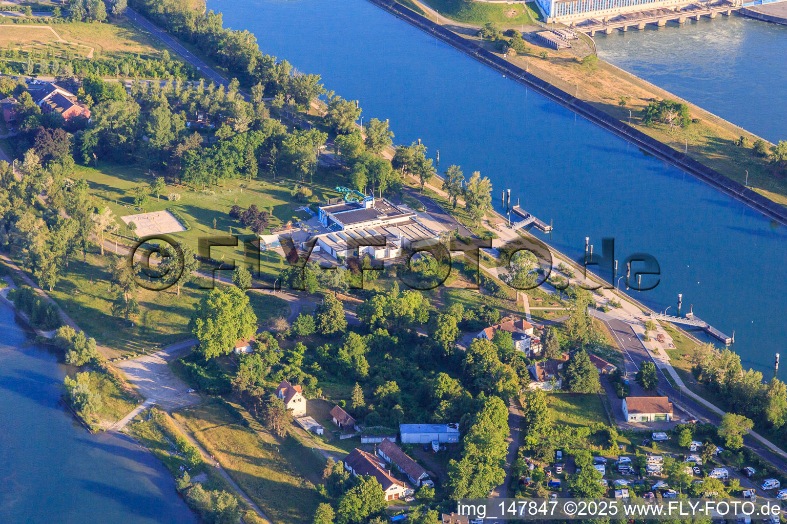 Luftbild von Piscine Sirénia in Vogelgrun im Bundesland Haut-Rhin, Frankreich