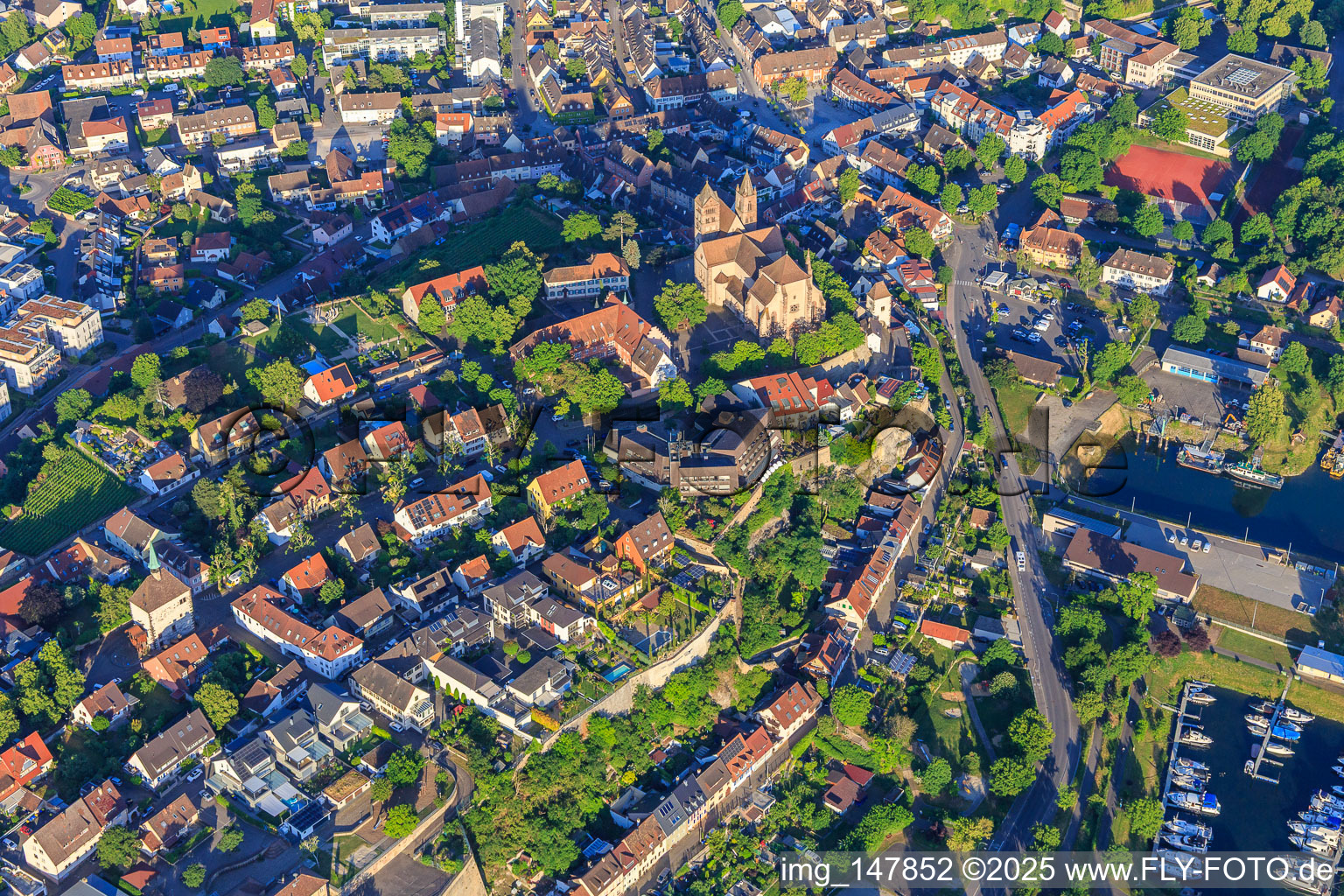 Luftbild von Breisacher Münster St. Stephan aus Nordosten in Breisach am Rhein im Bundesland Baden-Württemberg, Deutschland