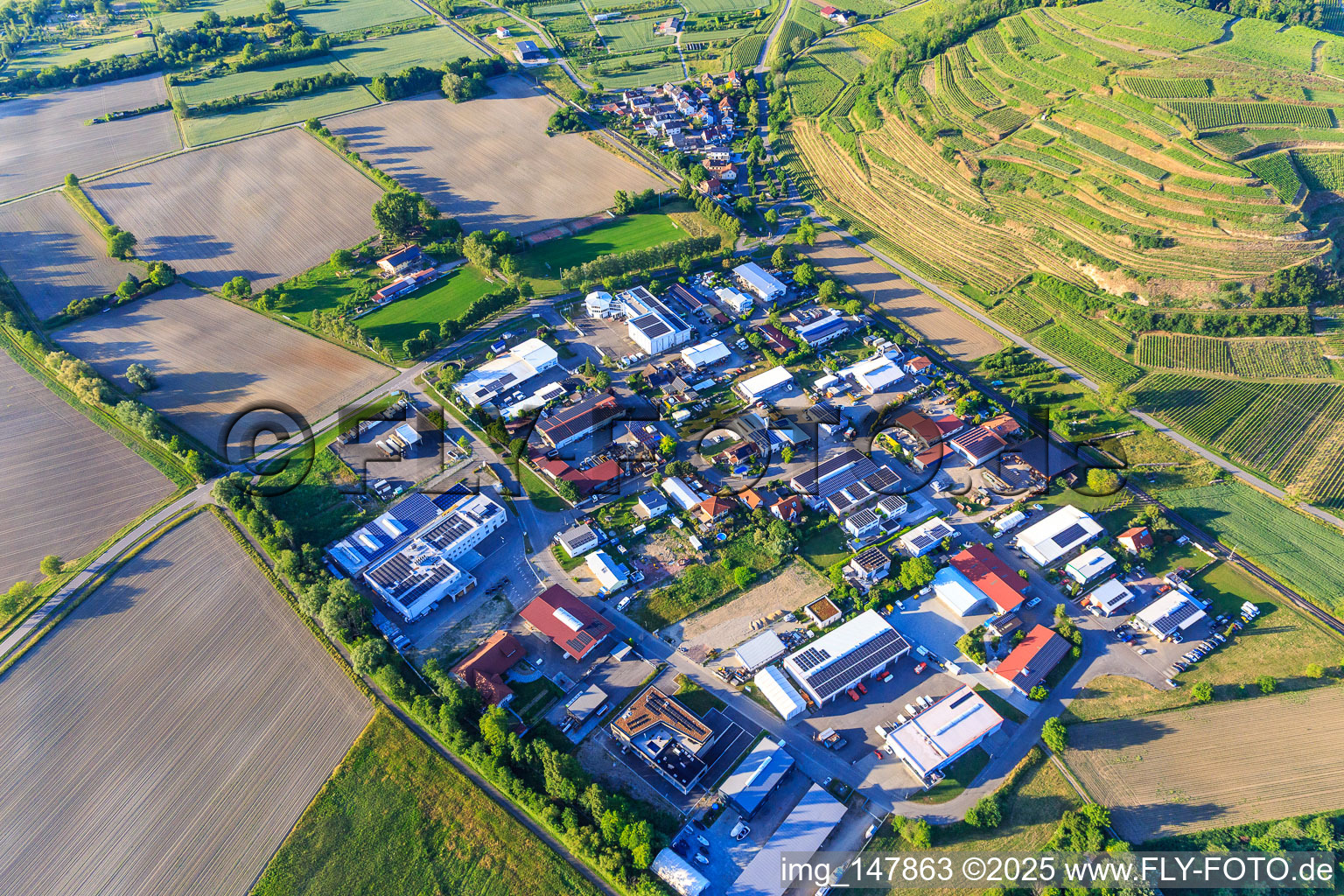 Gewerbegebiet Auf d. Haid im Ortsteil Achkarren in Vogtsburg im Kaiserstuhl im Bundesland Baden-Württemberg, Deutschland