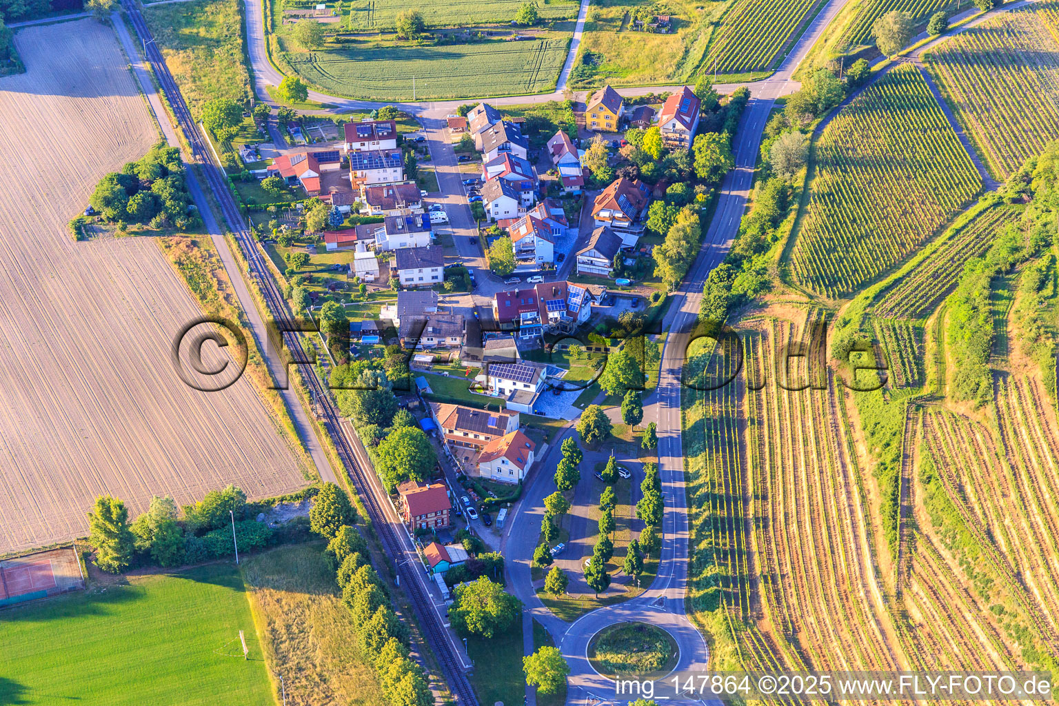 Siedlung am Bahnhof Achkarren in Vogtsburg im Kaiserstuhl im Bundesland Baden-Württemberg, Deutschland