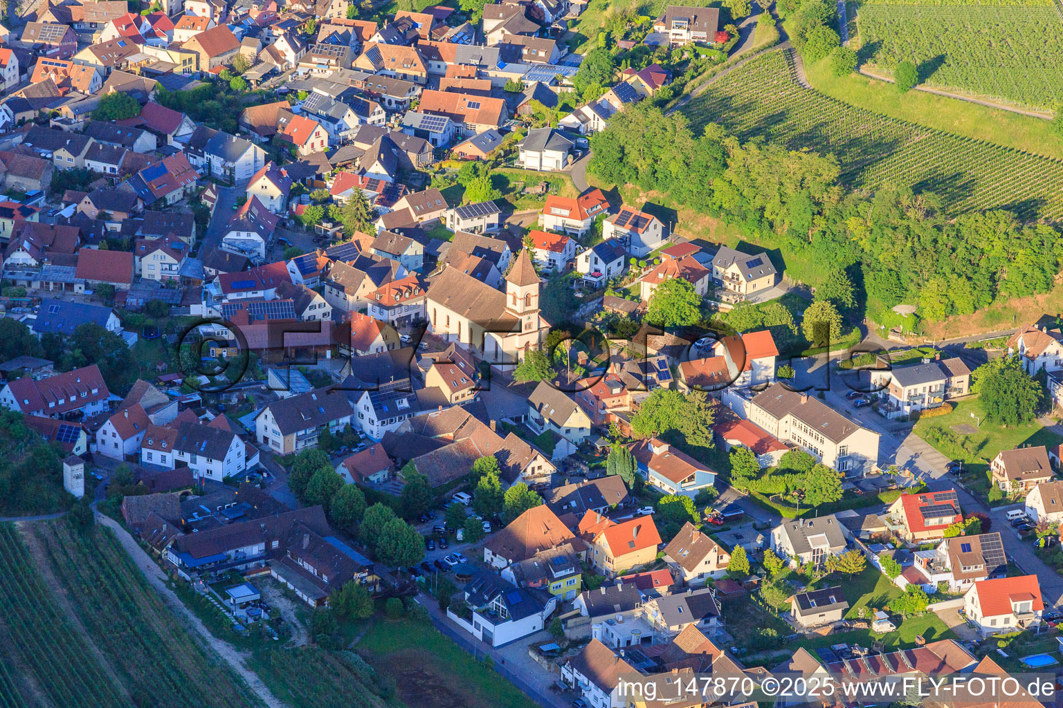 Winzerdorf im Kaiserstuhl mit Kirche St. Georg aus Westen im Ortsteil Achkarren in Vogtsburg im Kaiserstuhl im Bundesland Baden-Württemberg, Deutschland