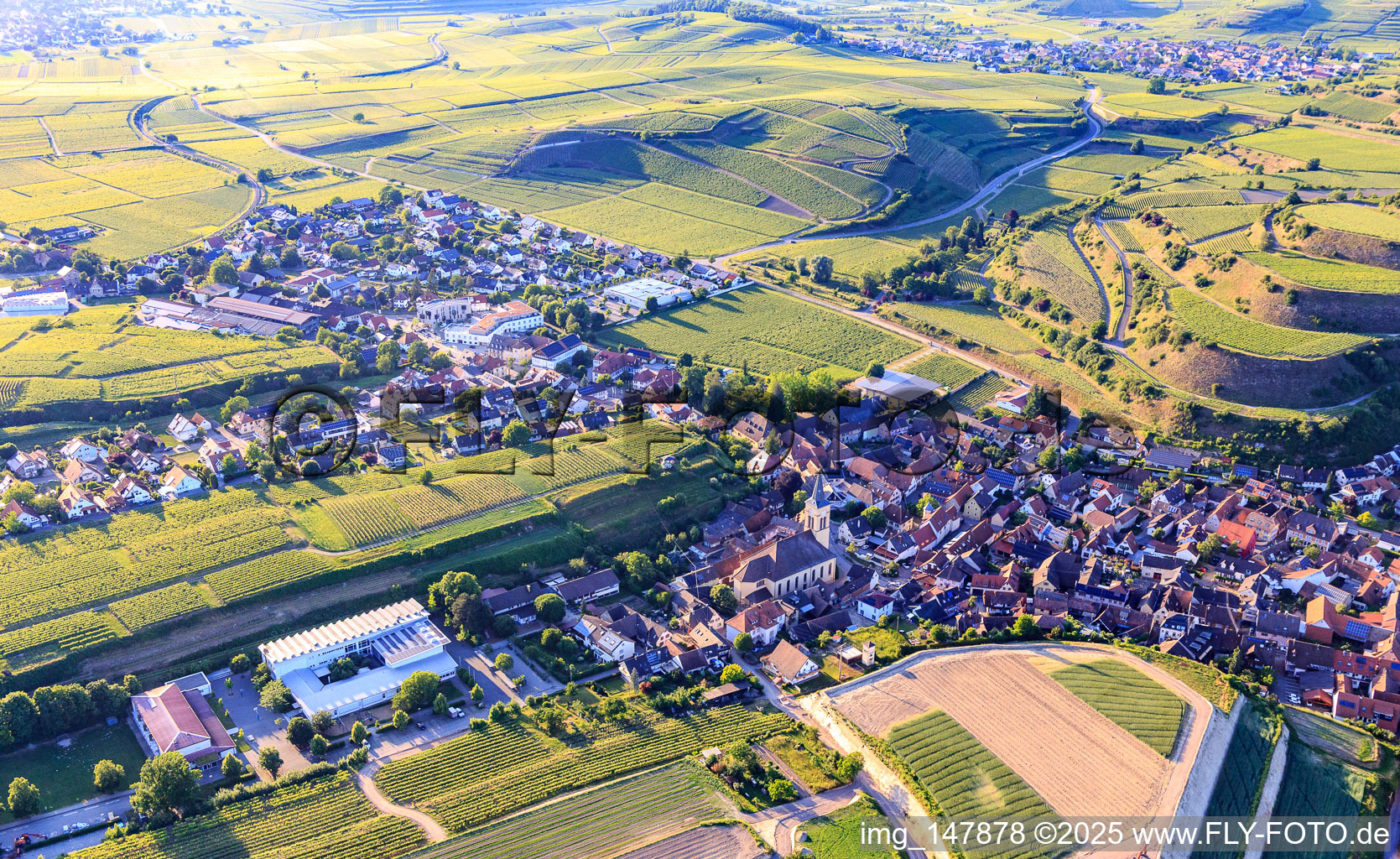 Eisentalstraße mit Kirche St. Johannes Baptist und  Wilhelm Hildenbrand Schule im Ortsteil Oberrotweil in Vogtsburg im Kaiserstuhl im Bundesland Baden-Württemberg, Deutschland