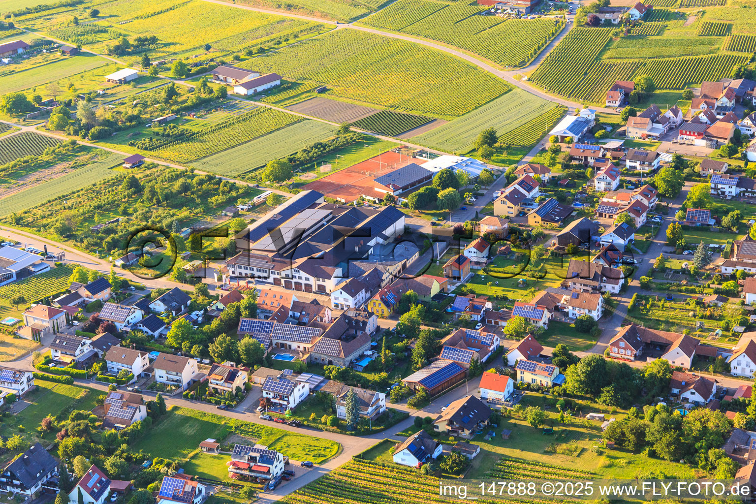 Weinkellerei Bischoffinger Winzer eG am Tennisplatz und Festhalle Bischoffingen in Vogtsburg im Kaiserstuhl im Bundesland Baden-Württemberg, Deutschland