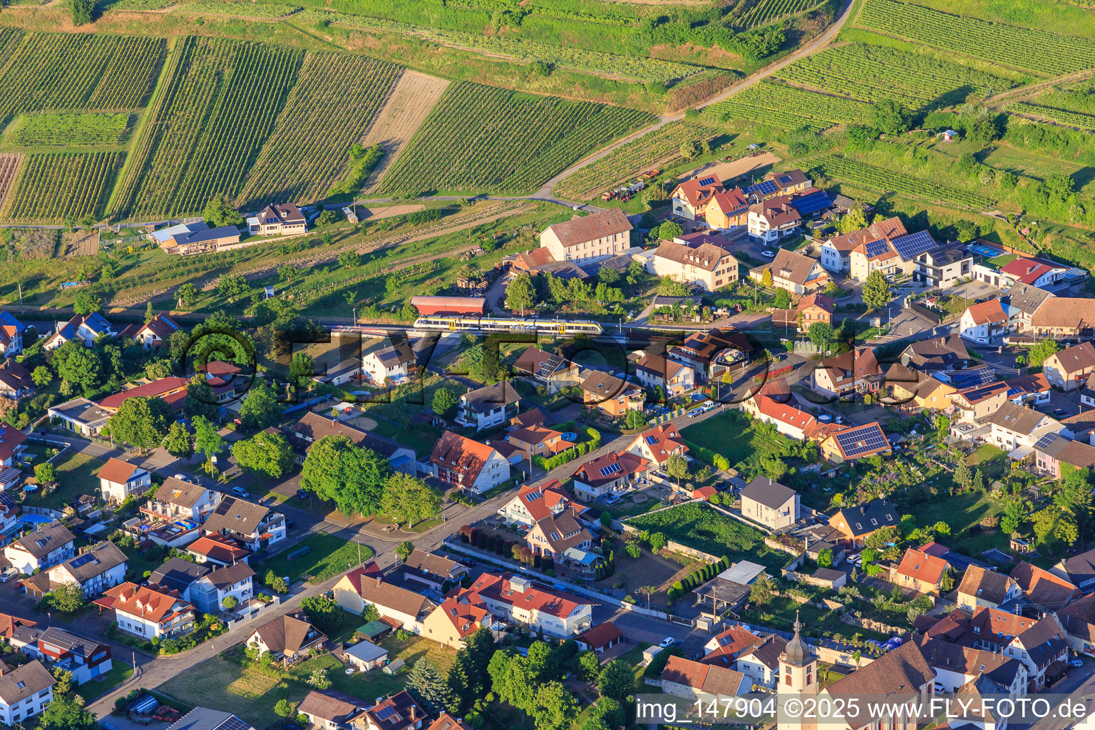 Regionalbahn im Bahnhof Jechtingen in Sasbach am Kaiserstuhl im Bundesland Baden-Württemberg, Deutschland