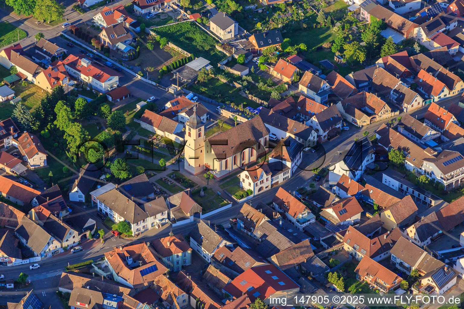 Dorfstraße mit Kirche Sankt Cosmas und Damian im Ortsteil Jechtingen in Sasbach am Kaiserstuhl im Bundesland Baden-Württemberg, Deutschland