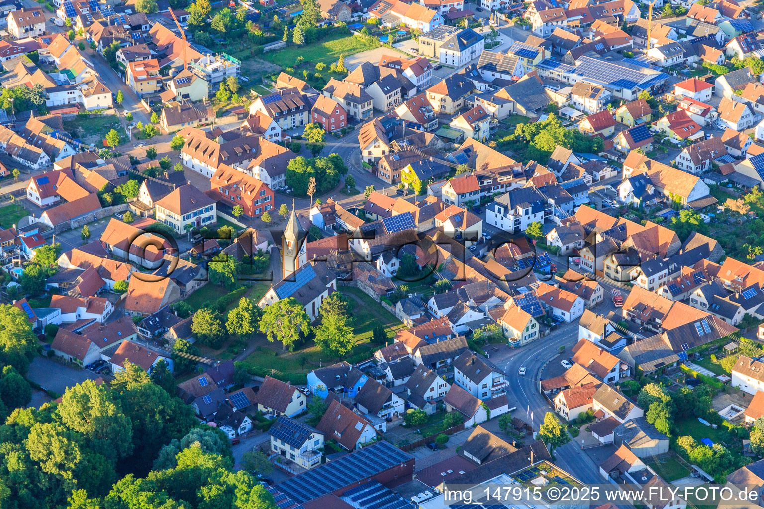 Kirche St. Martin in der Ortsmitte in Sasbach am Kaiserstuhl im Bundesland Baden-Württemberg, Deutschland