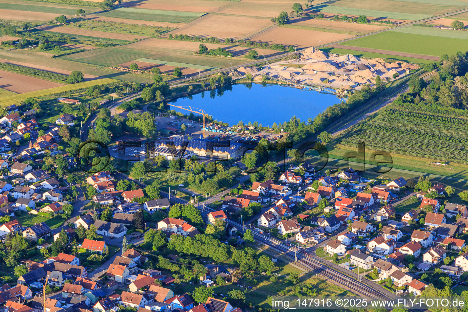 AMANN GmbH an der Kiesgrube Sasbach am Kaiserstuhl im Bundesland Baden-Württemberg, Deutschland