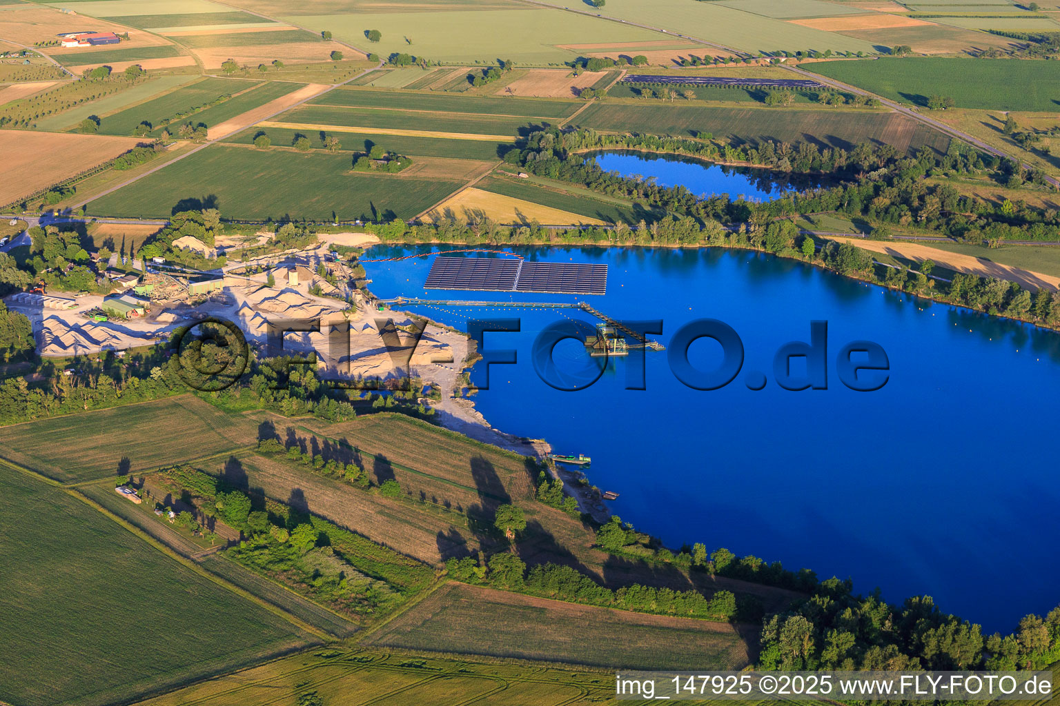 Luftbild von Baggersee/Kiesgrube Wyhl mit schwimmender PV-Anlage der Hermann Uhl KG - Werk Wyhl-Ort in Wyhl am Kaiserstuhl im Bundesland Baden-Württemberg, Deutschland