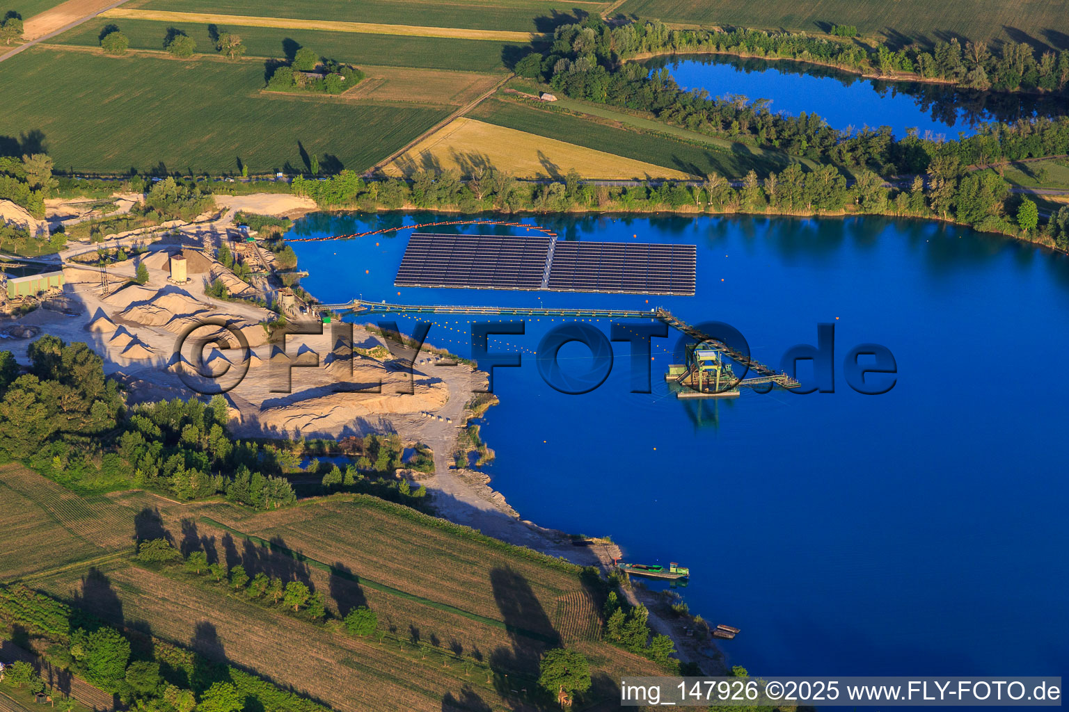 Luftaufnahme von Baggersee/Kiesgrube Wyhl mit schwimmender PV-Anlage der Hermann Uhl KG - Werk Wyhl-Ort in Wyhl am Kaiserstuhl im Bundesland Baden-Württemberg, Deutschland