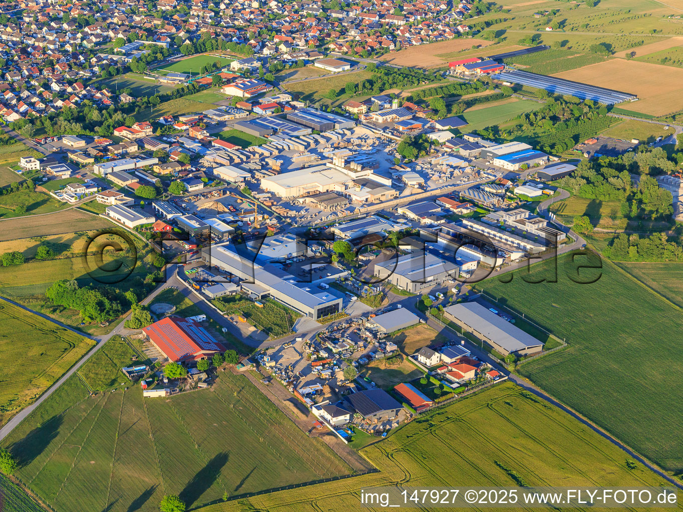 Industriegebiet Tullastraße mit BELLE AG, HBW5 DSHT und  Lithonplus GmbH & Co. KG in Wyhl am Kaiserstuhl im Bundesland Baden-Württemberg, Deutschland