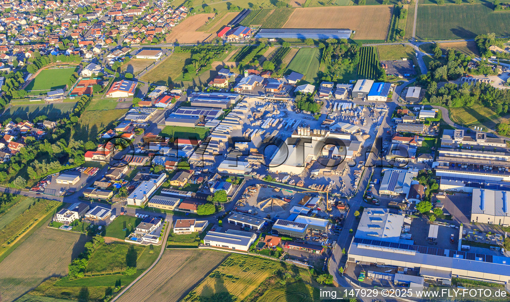Luftbild von Industriegebiet Tullastraße mit  BELLE AG, HBW5 DSHT und  Lithonplus GmbH & Co. KG in Wyhl am Kaiserstuhl im Bundesland Baden-Württemberg, Deutschland