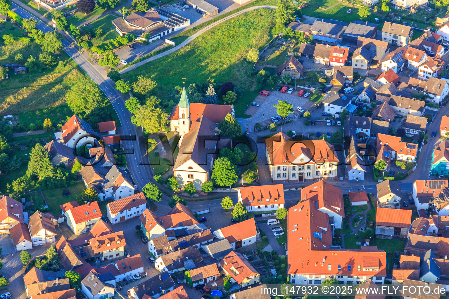 Kirche St. Blasius und Pflegeheim BeneVit Haus Rheinaue in Wyhl am Kaiserstuhl im Bundesland Baden-Württemberg, Deutschland