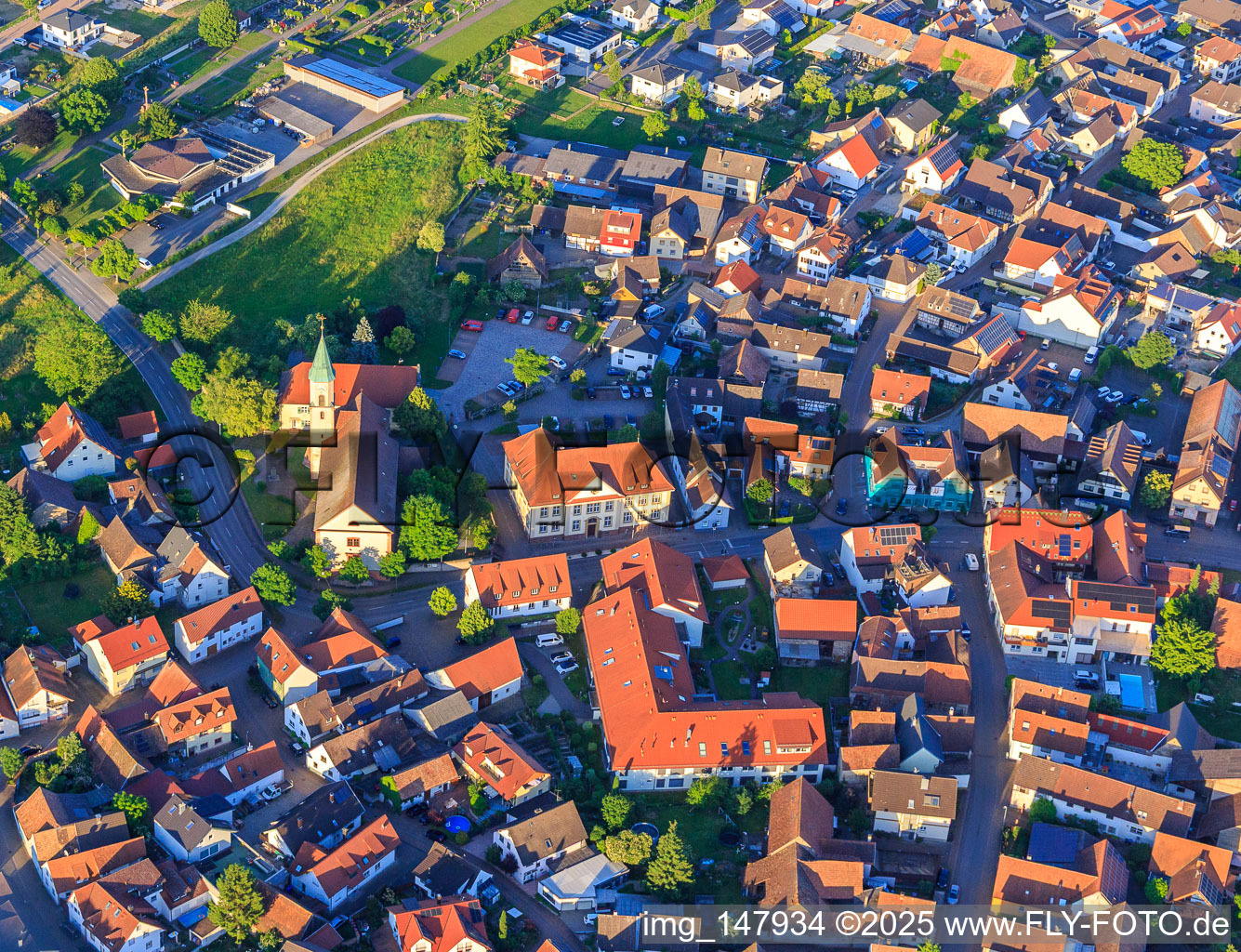 Luftbild von Kirche St. Blasius und Pflegeheim BeneVit Haus Rheinaue in Wyhl am Kaiserstuhl im Bundesland Baden-Württemberg, Deutschland