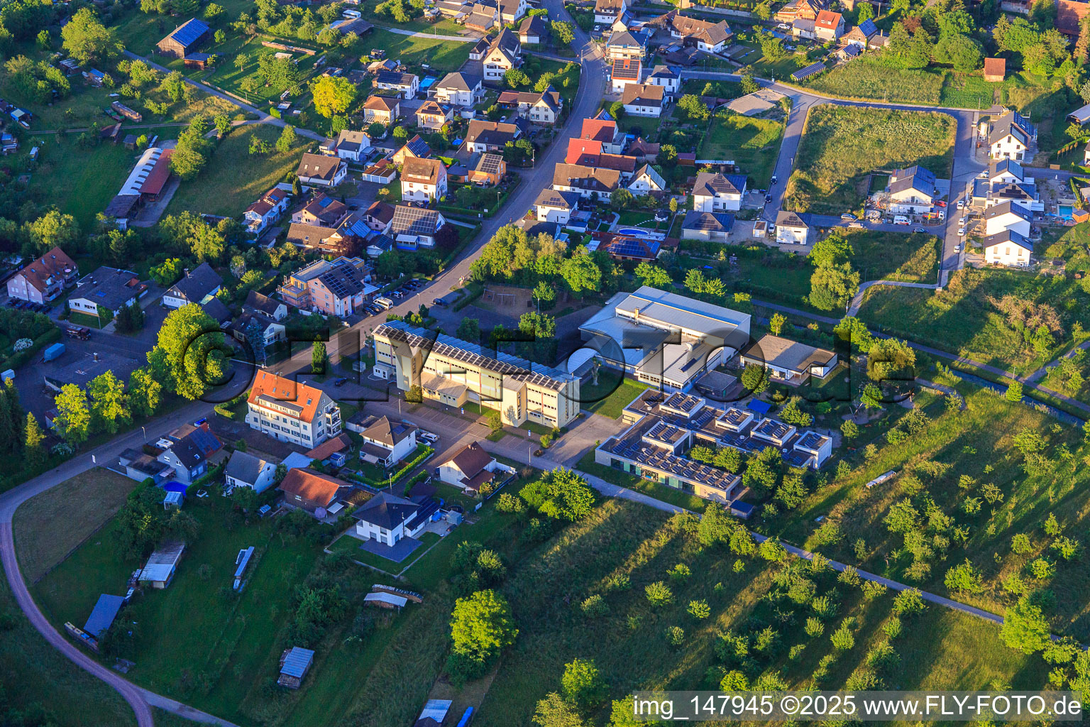 Rheinwaldhalle und Kommunale Kindertagesstätte Blumenwiese in Weisweil im Bundesland Baden-Württemberg, Deutschland