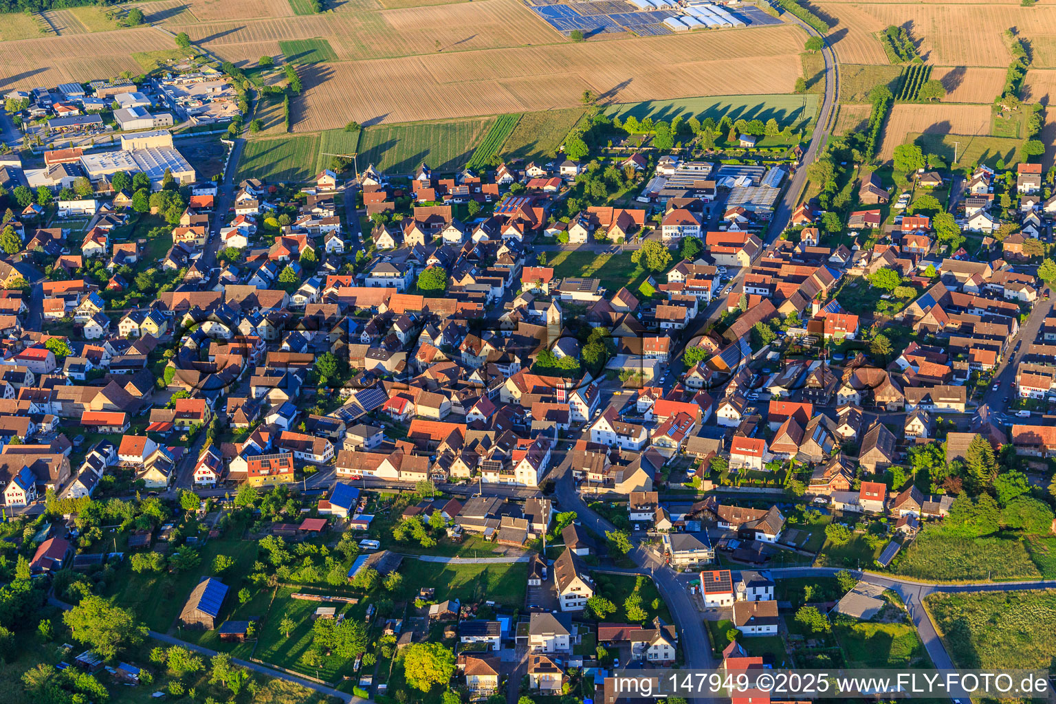 Ortsansicht von Westen mit Evangelische Kirche in Weisweil im Bundesland Baden-Württemberg, Deutschland