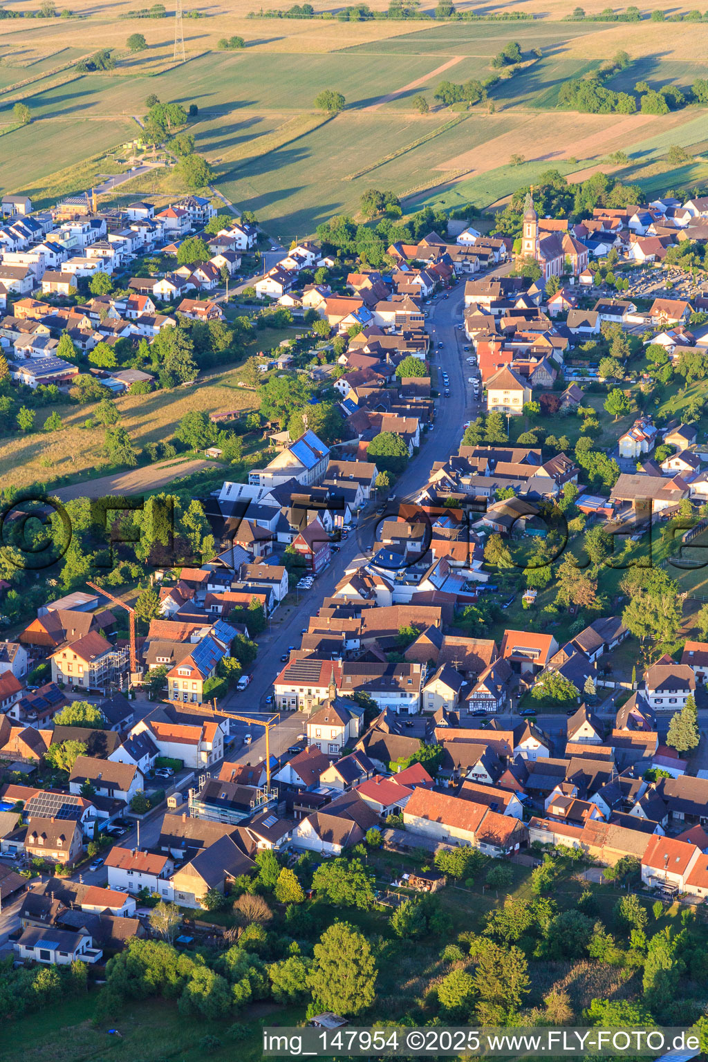 Kirchstraße bis St. Ulrich im Ortsteil Oberhausen in Rheinhausen im Bundesland Baden-Württemberg, Deutschland