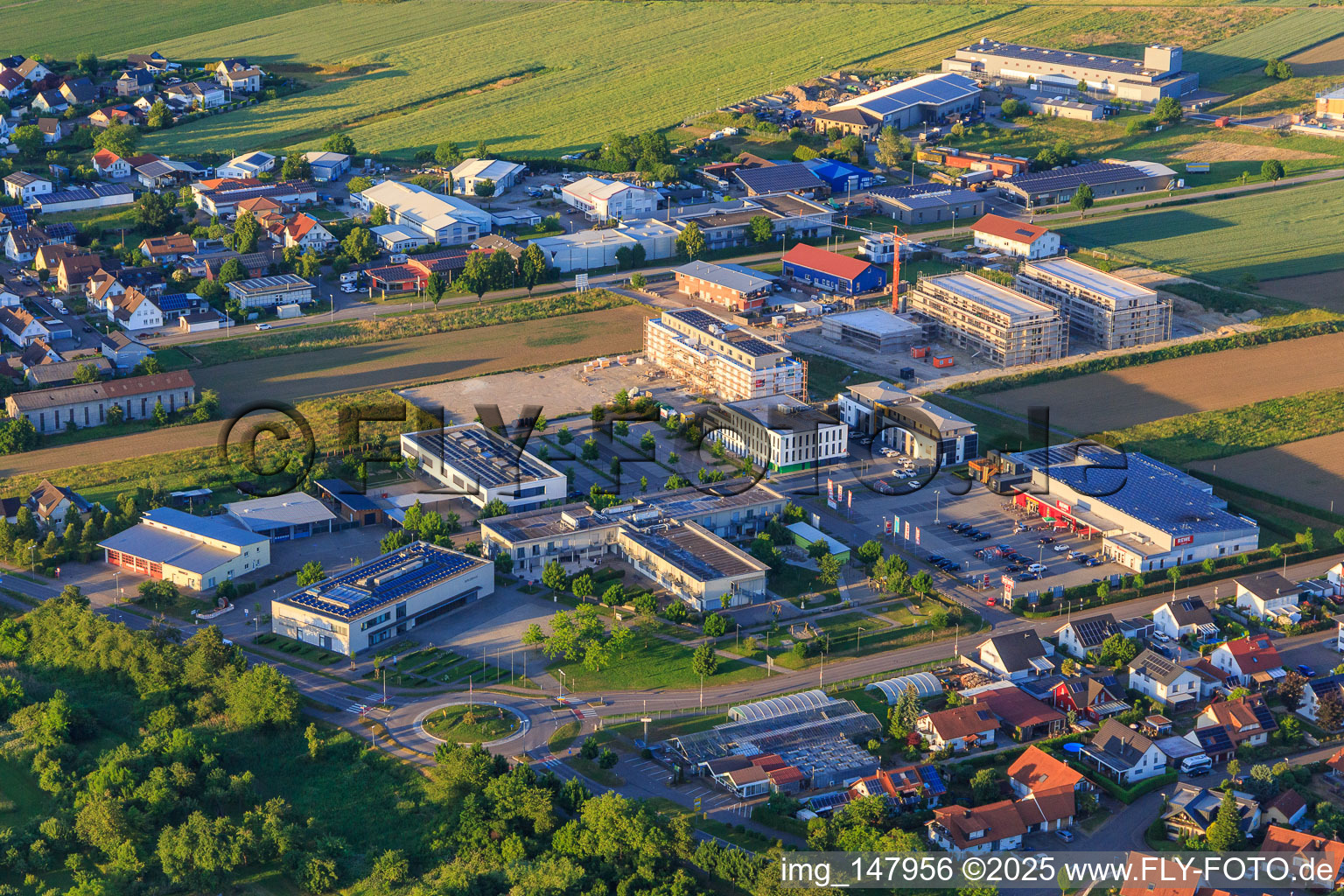 Gewerbegebiet mit Bürgerhaus Rheinhausen, Pflege im Generationenhaus St. Josef | Der Schwesternverband und REWE im Ortsteil Oberhausen im Bundesland Baden-Württemberg, Deutschland