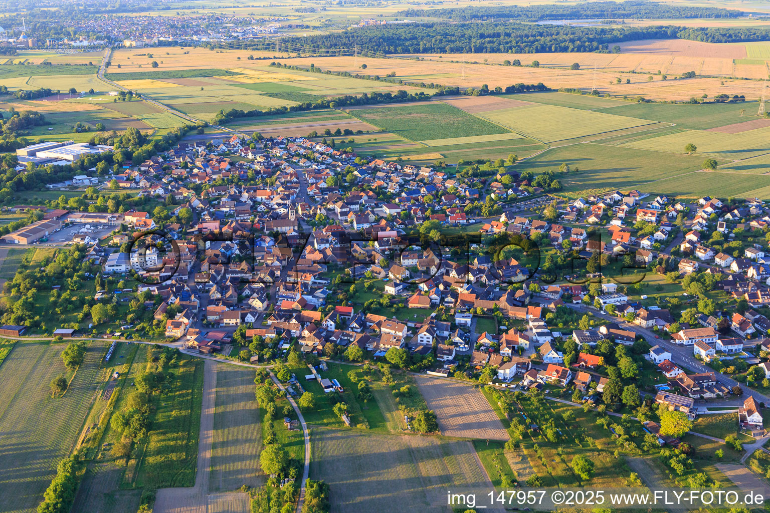 Ortsübersicht von Südwesten im Ortsteil Niederhausen in Rheinhausen im Bundesland Baden-Württemberg, Deutschland