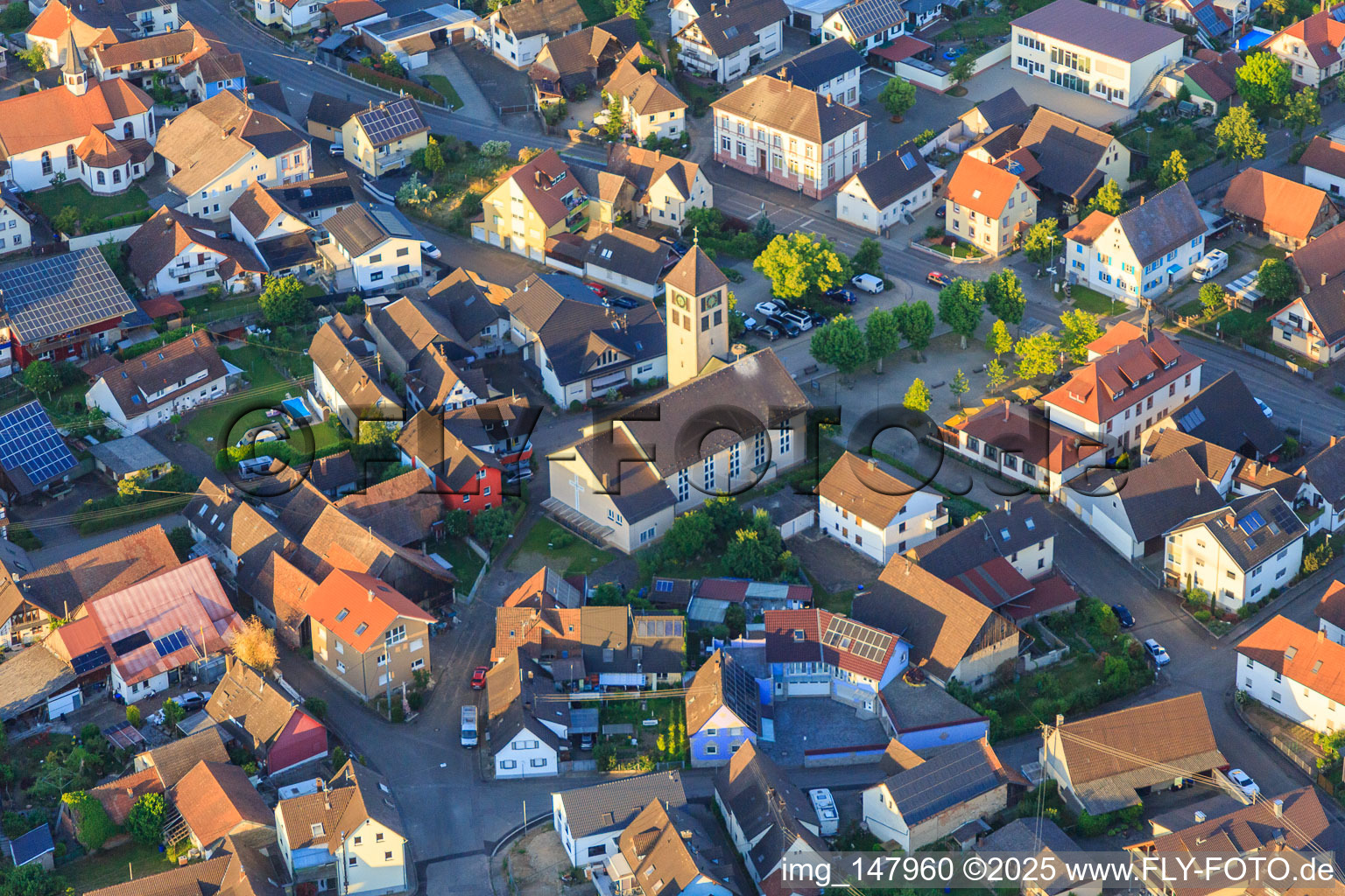 Kirche St. Michael im Ortsteil Niederhausen in Rheinhausen im Bundesland Baden-Württemberg, Deutschland