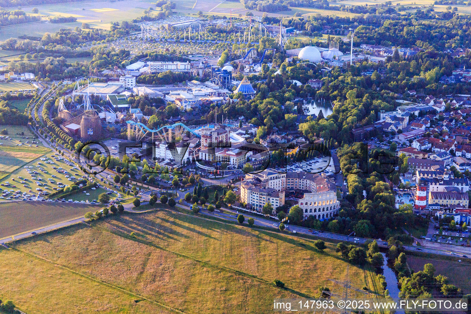 Luftbild von Whale Adventures, Atlantica SuperSplash und WODAN – Timburcoaster des Europapark Rust im Bundesland Baden-Württemberg, Deutschland