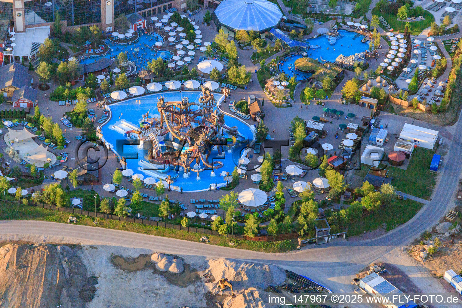 Schrägluftbild von Svalgurok, Spiralrok - Spiral-Rutsche und Slalomrok - wilde Slalom-Rutsche im Rulantica im Europapark Rust im Bundesland Baden-Württemberg, Deutschland