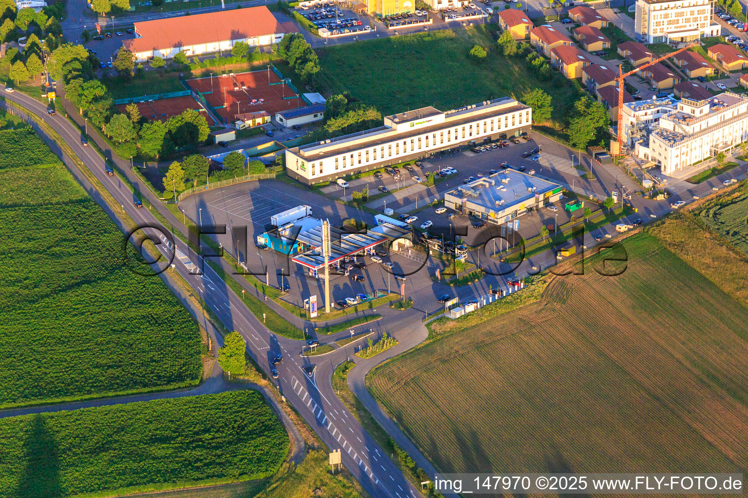 ESSO Tankstelle am Hotel Holiday Inn Express Ringsheim im Bundesland Baden-Württemberg, Deutschland