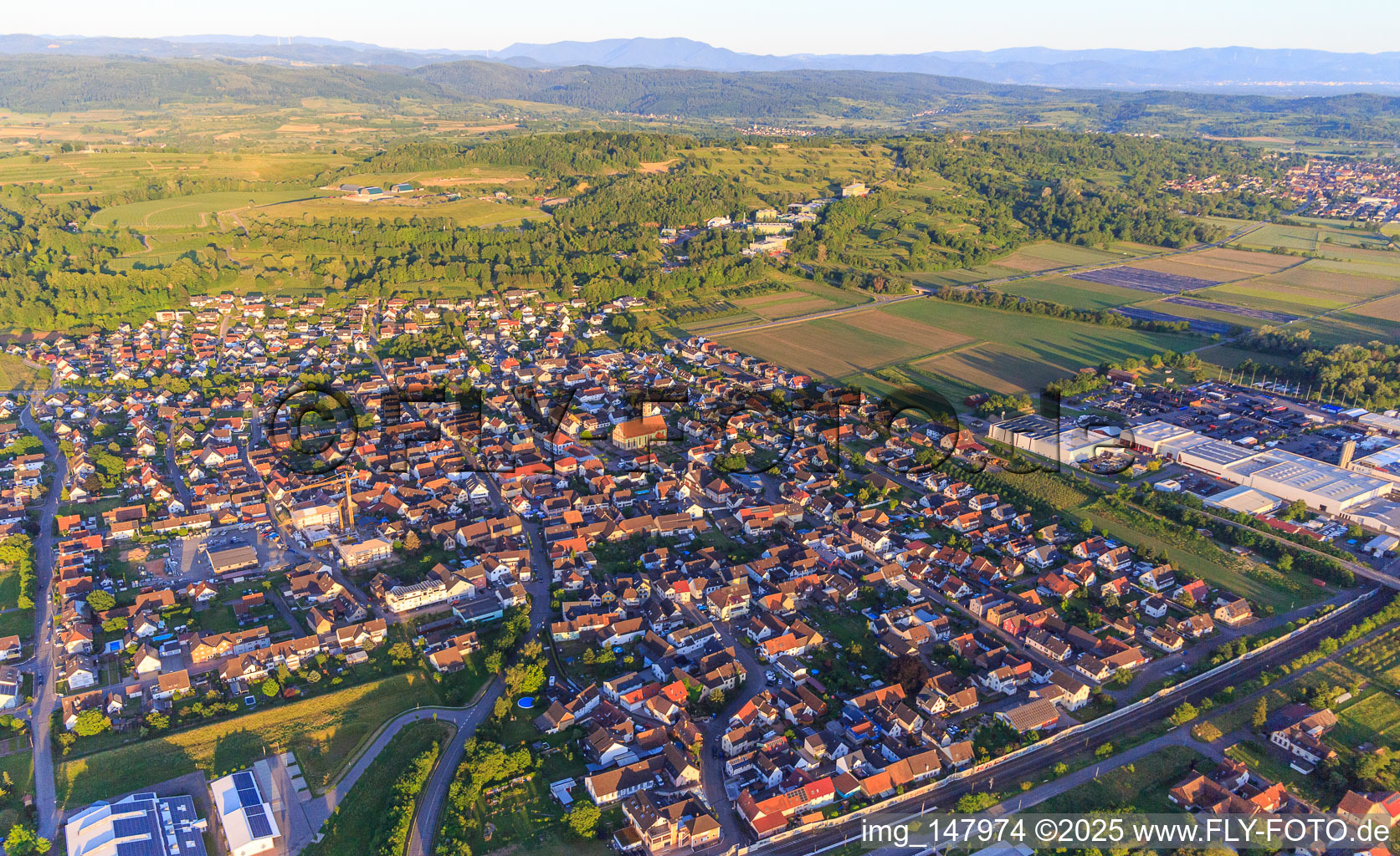 Ortsansicht jenseits der Bahnlinie aus Nordwesten in Ringsheim im Bundesland Baden-Württemberg, Deutschland