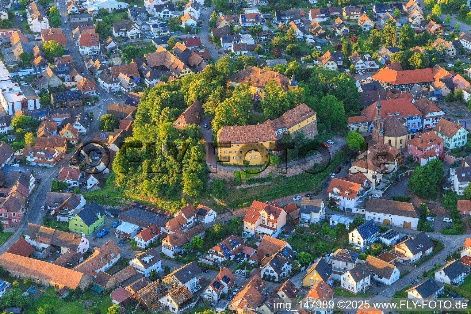 Luftbild von Schloss und Schlosskirche Mahlberg im Bundesland Baden-Württemberg, Deutschland