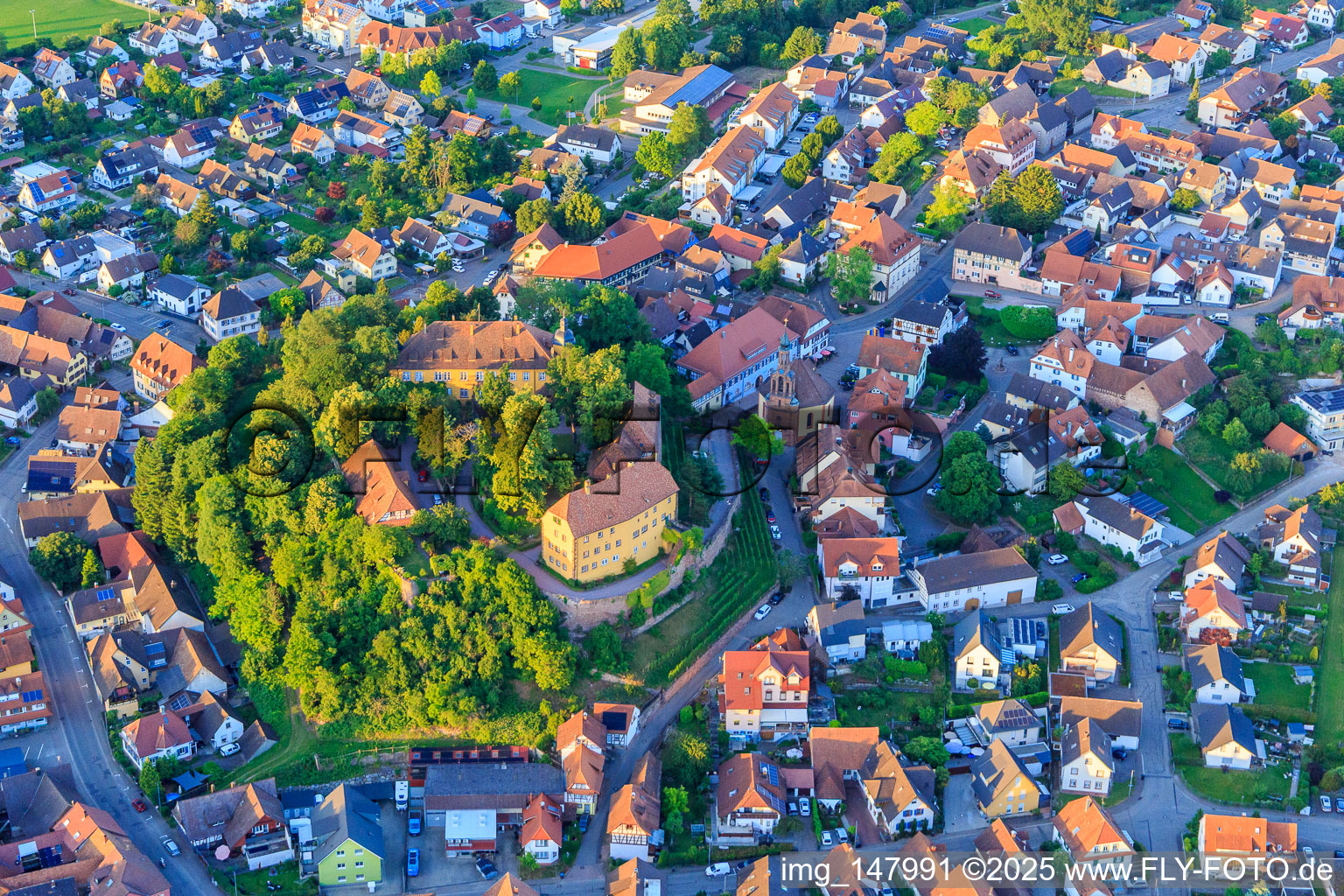 Schrägluftbild von Schloss und Schlosskirche Mahlberg im Bundesland Baden-Württemberg, Deutschland