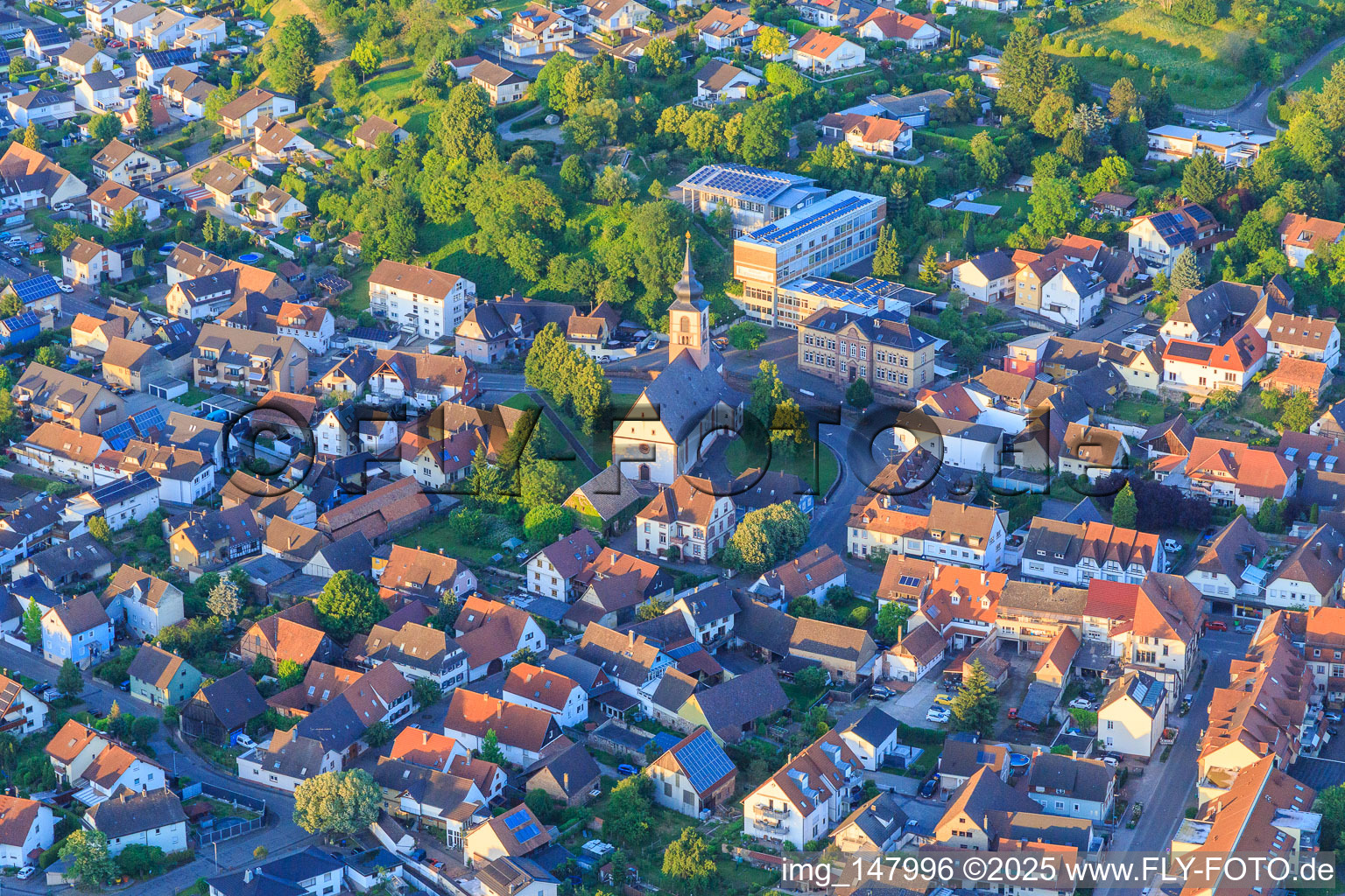 Friedenskirche und  Grund-und Hauptschule in Kippenheim im Bundesland Baden-Württemberg, Deutschland