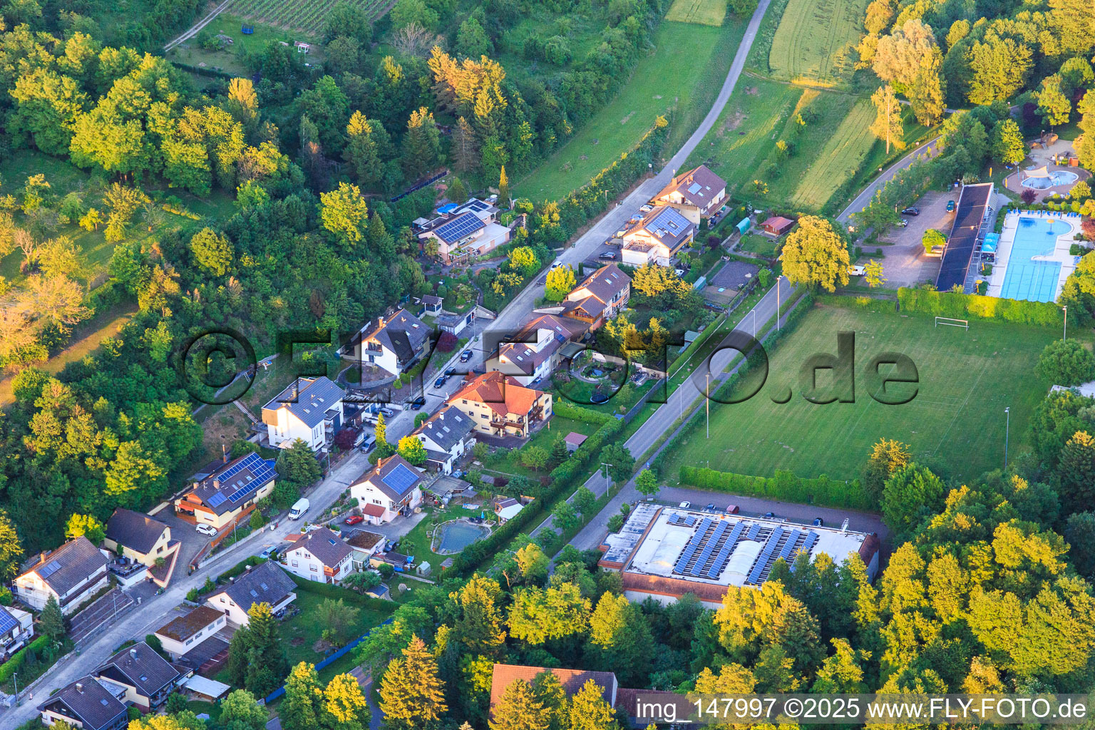 Schmieheimer Straße mit Freibad Kippenheim im Bundesland Baden-Württemberg, Deutschland
