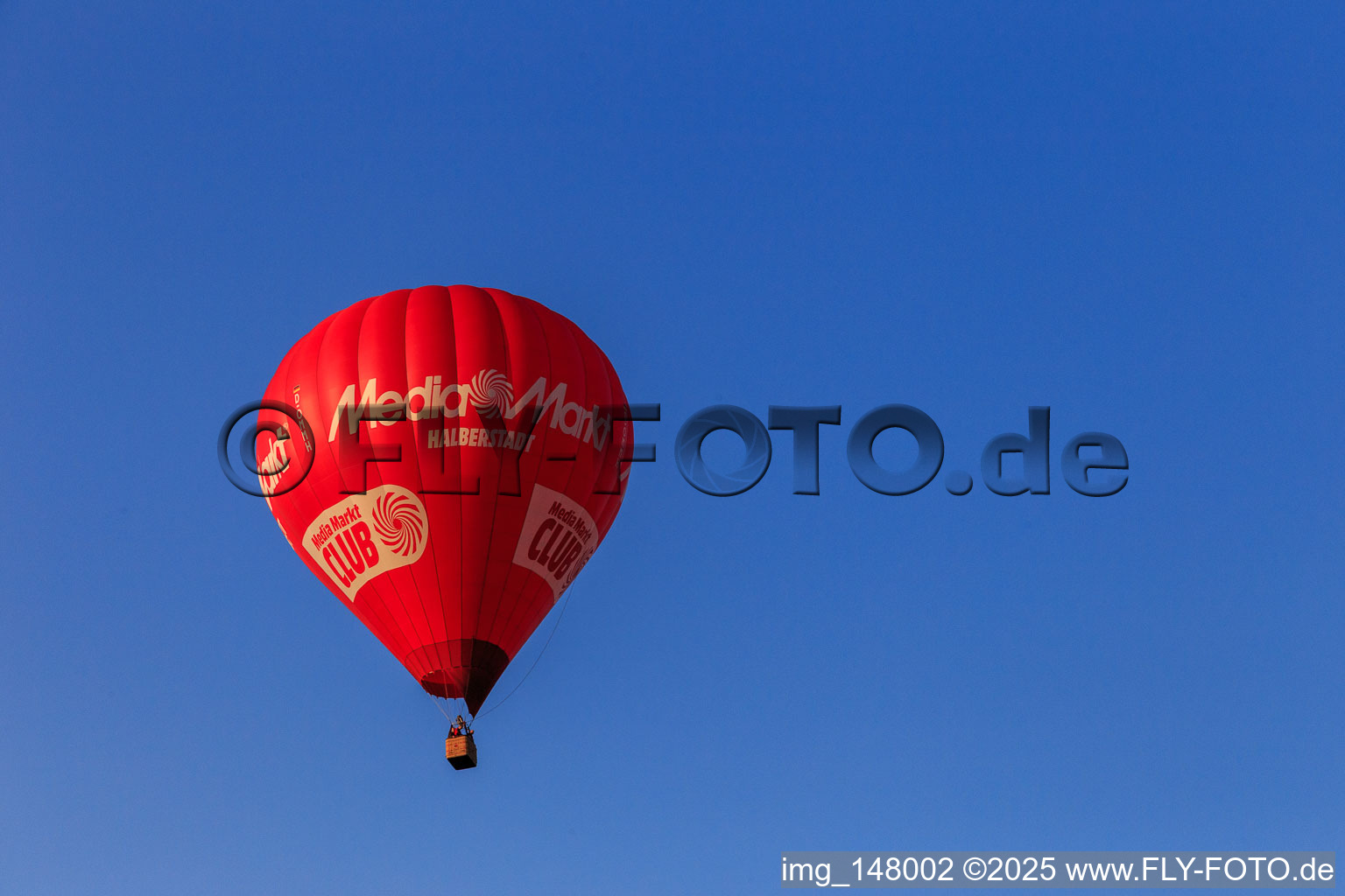 Luftbild von Heissluftballon Media-Markt Halberstadt D-OMMH in Aschersleben im Bundesland Sachsen-Anhalt, Deutschland