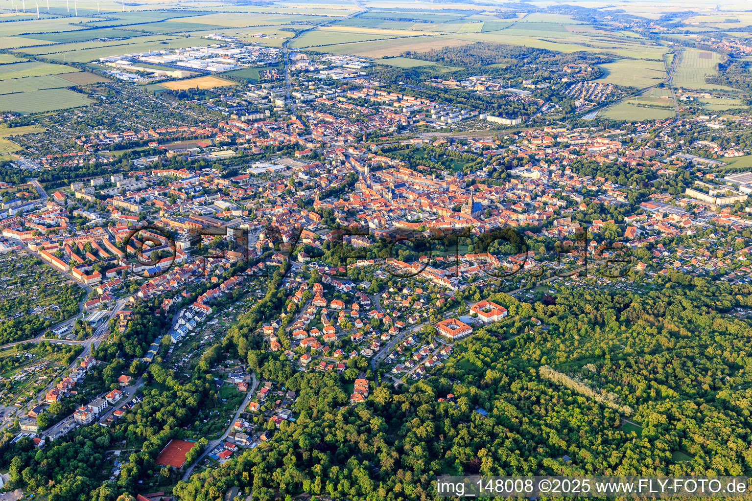 Luftaufnahme von Stadtansicht von Südwesten in Aschersleben im Bundesland Sachsen-Anhalt, Deutschland