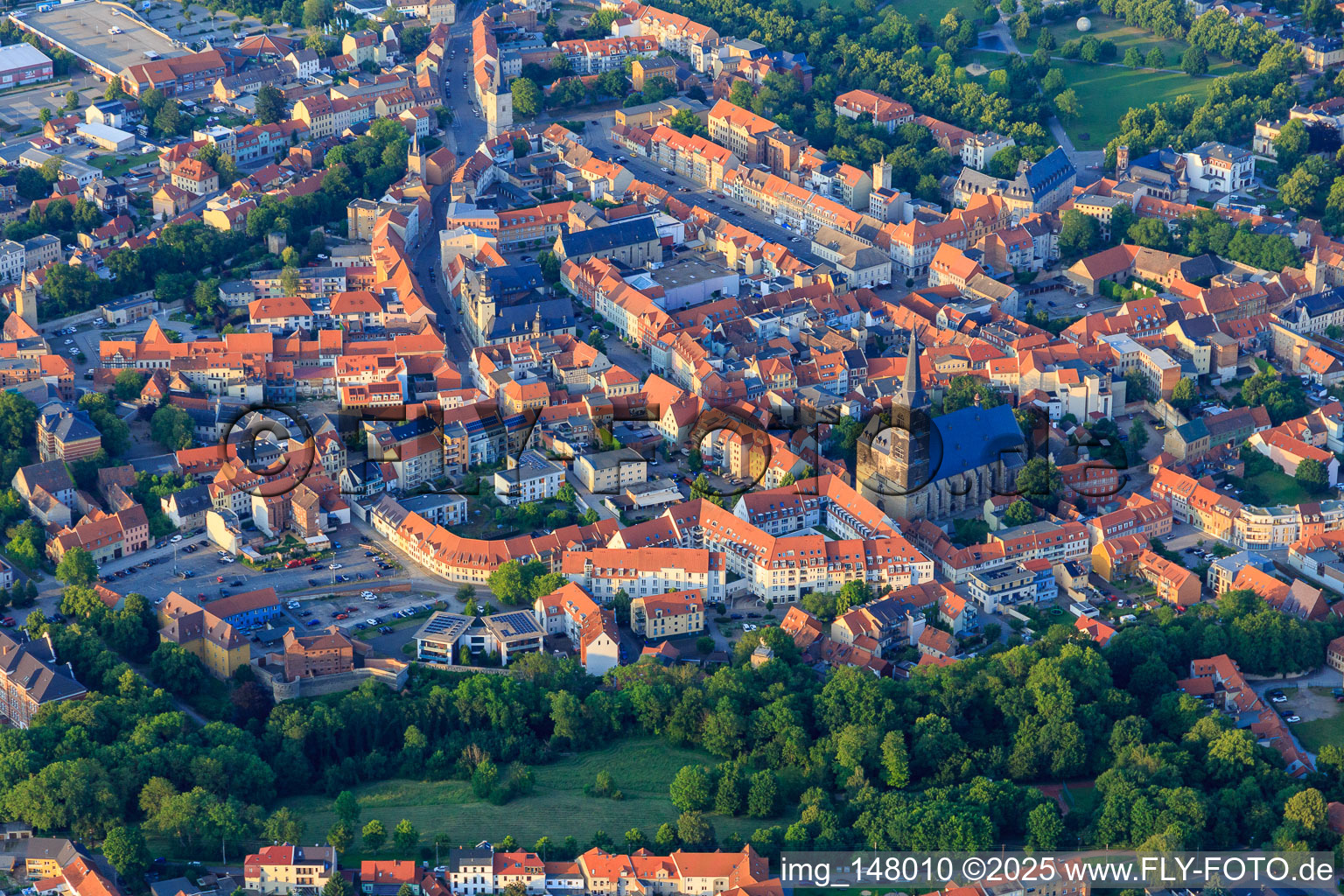 Historische Altstadt mit Kirche St. Stephani, Markt und Tie in Aschersleben im Bundesland Sachsen-Anhalt, Deutschland