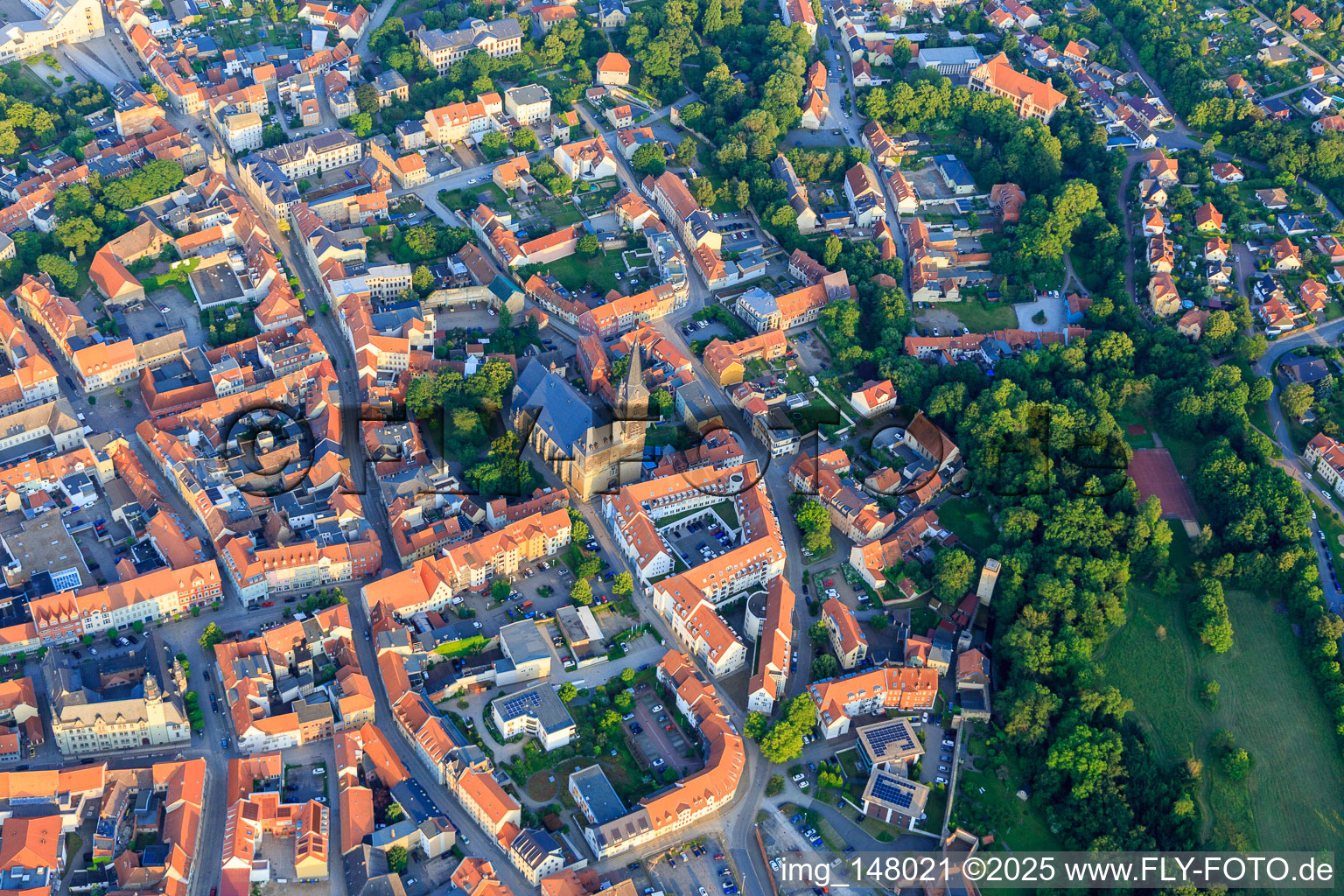 Schrägluftbild von Historische Altstadt mit Kirche St. Stephani, Markt und Tie in Aschersleben im Bundesland Sachsen-Anhalt, Deutschland