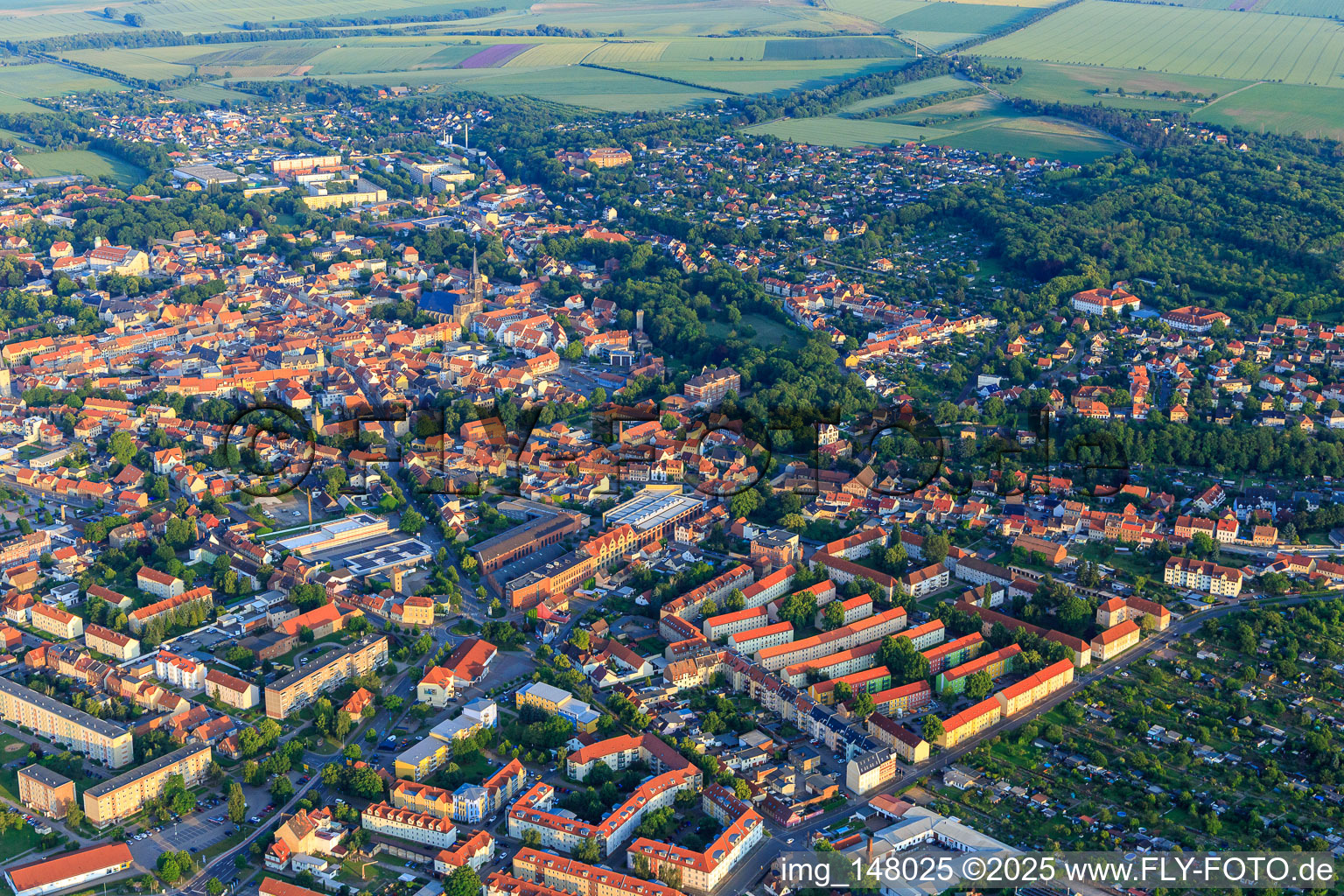 Hohe Straße von Nordwesten in Aschersleben im Bundesland Sachsen-Anhalt, Deutschland