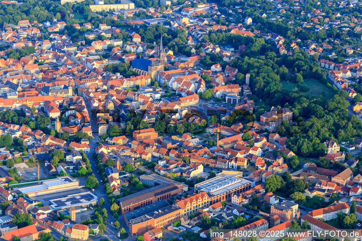 Magdeburger Straße mit Berufsbildende Schulen I des Salzlandkreises WEMA in Aschersleben im Bundesland Sachsen-Anhalt, Deutschland